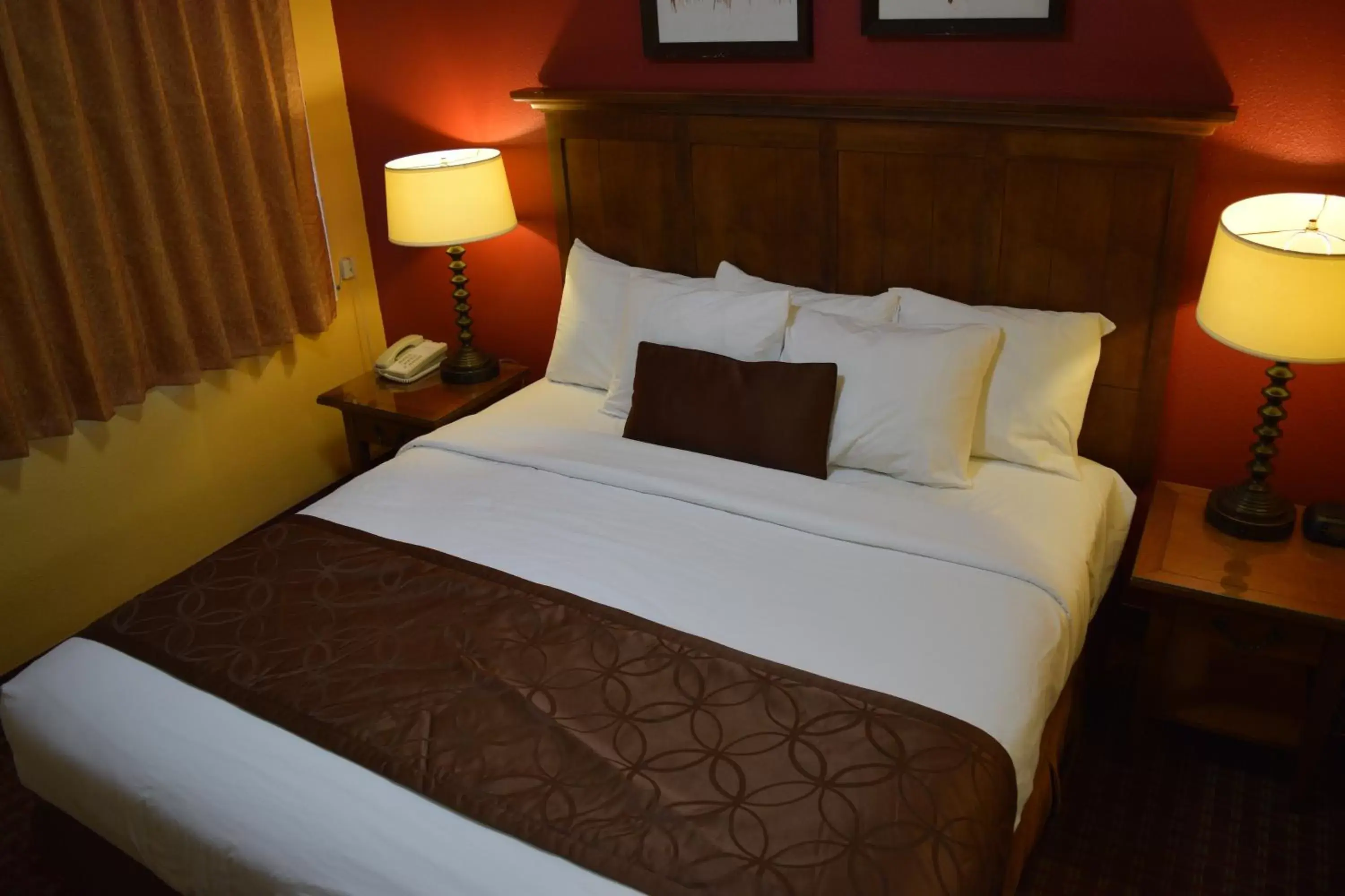 Bedroom, Bed in Royal Victorian Motel
