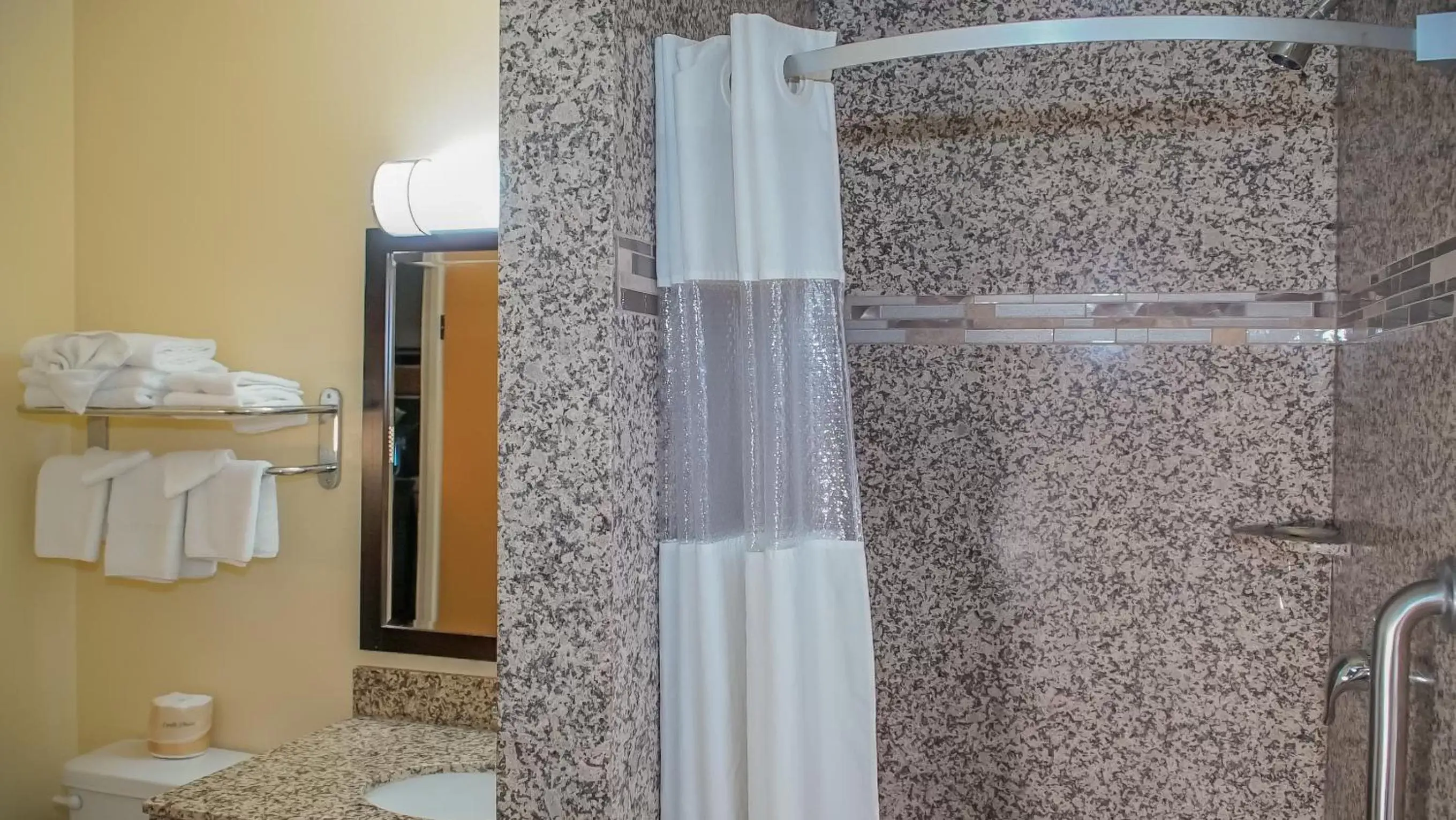 Shower, Bathroom in Silver Surf Motel