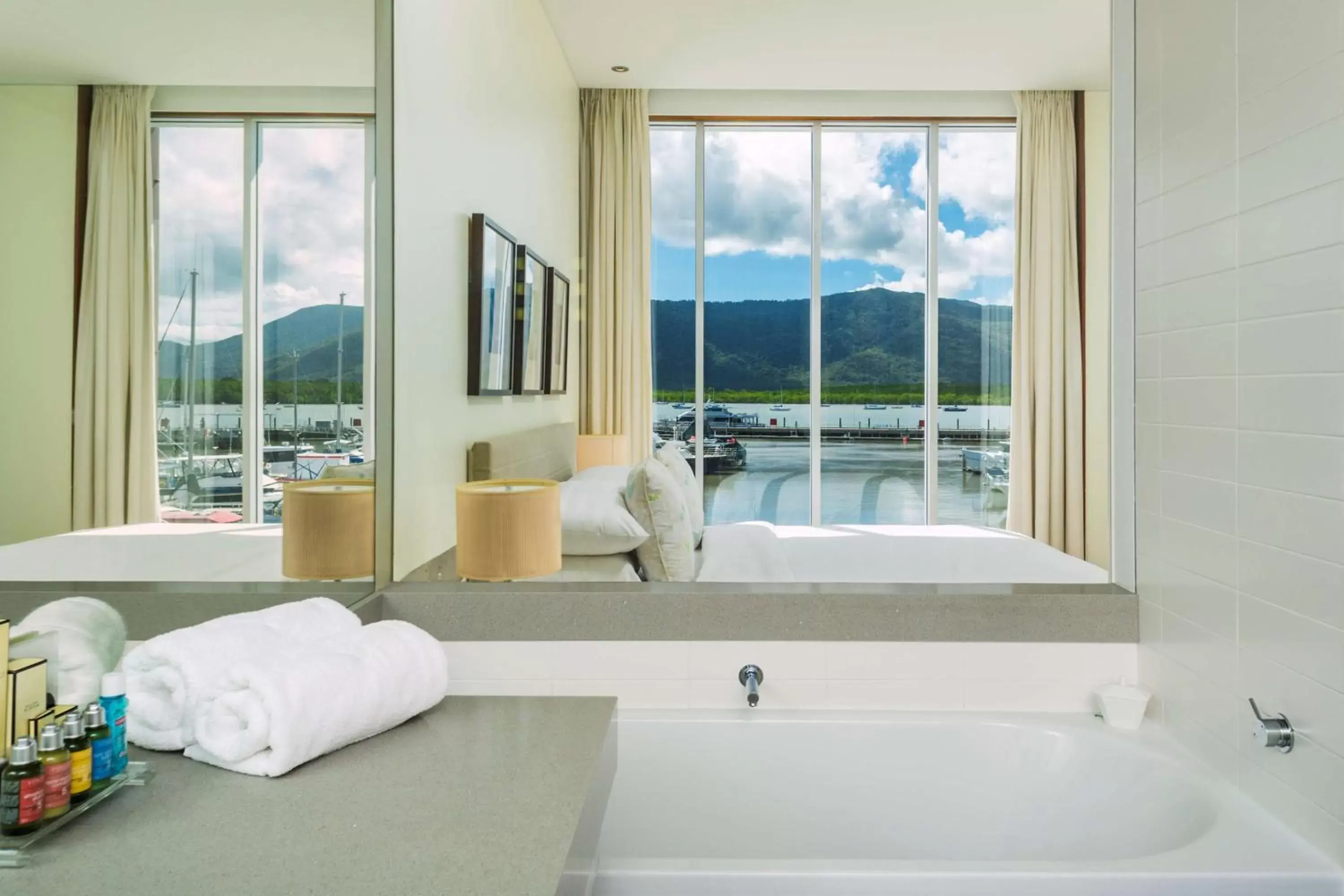 Bathroom, Mountain View in Shangri-La The Marina, Cairns