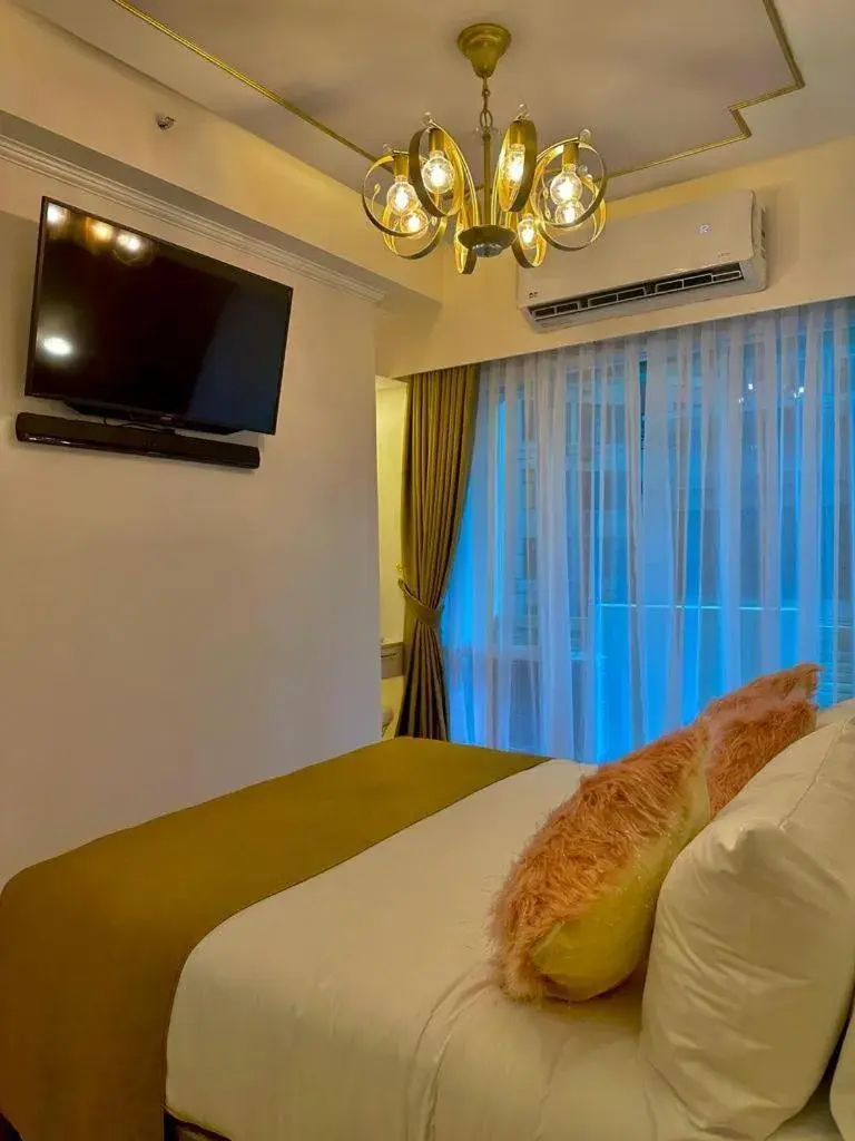 Communal lounge/ TV room, Bed in Mpt Suites