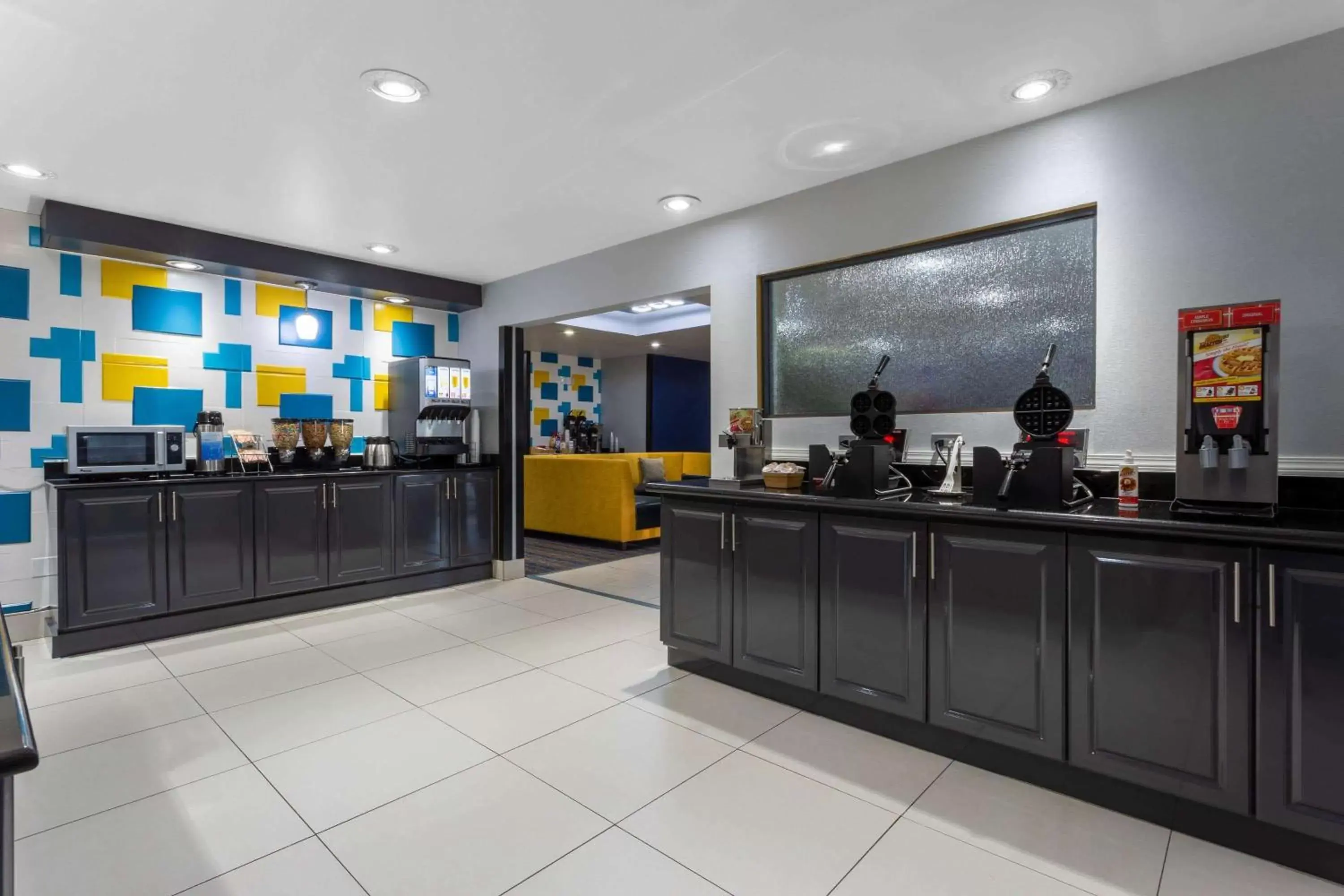 Restaurant/places to eat, Lobby/Reception in La Quinta by Wyndham Columbus West - Hilliard