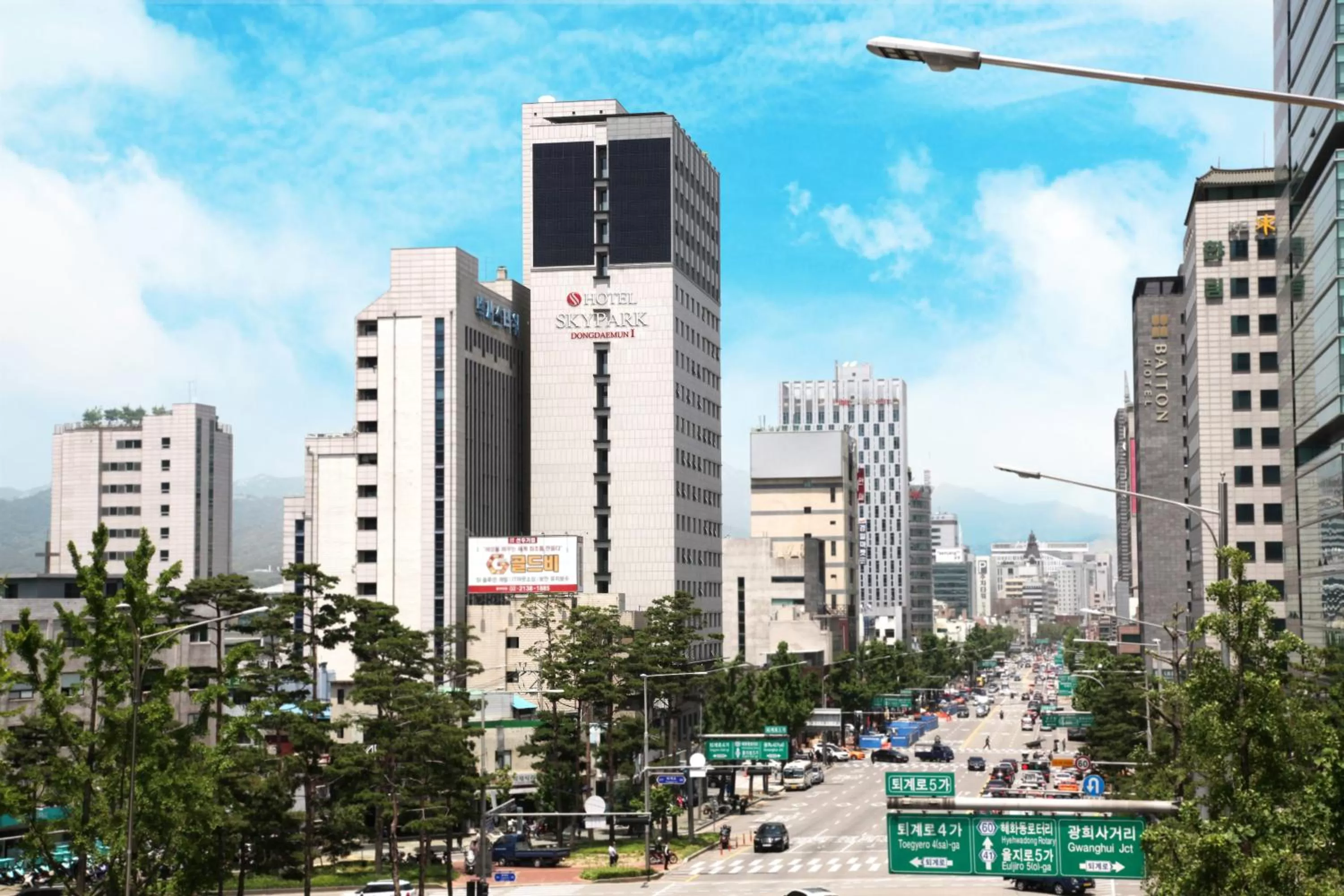 Street view in Hotel Skypark Dongdaemun I