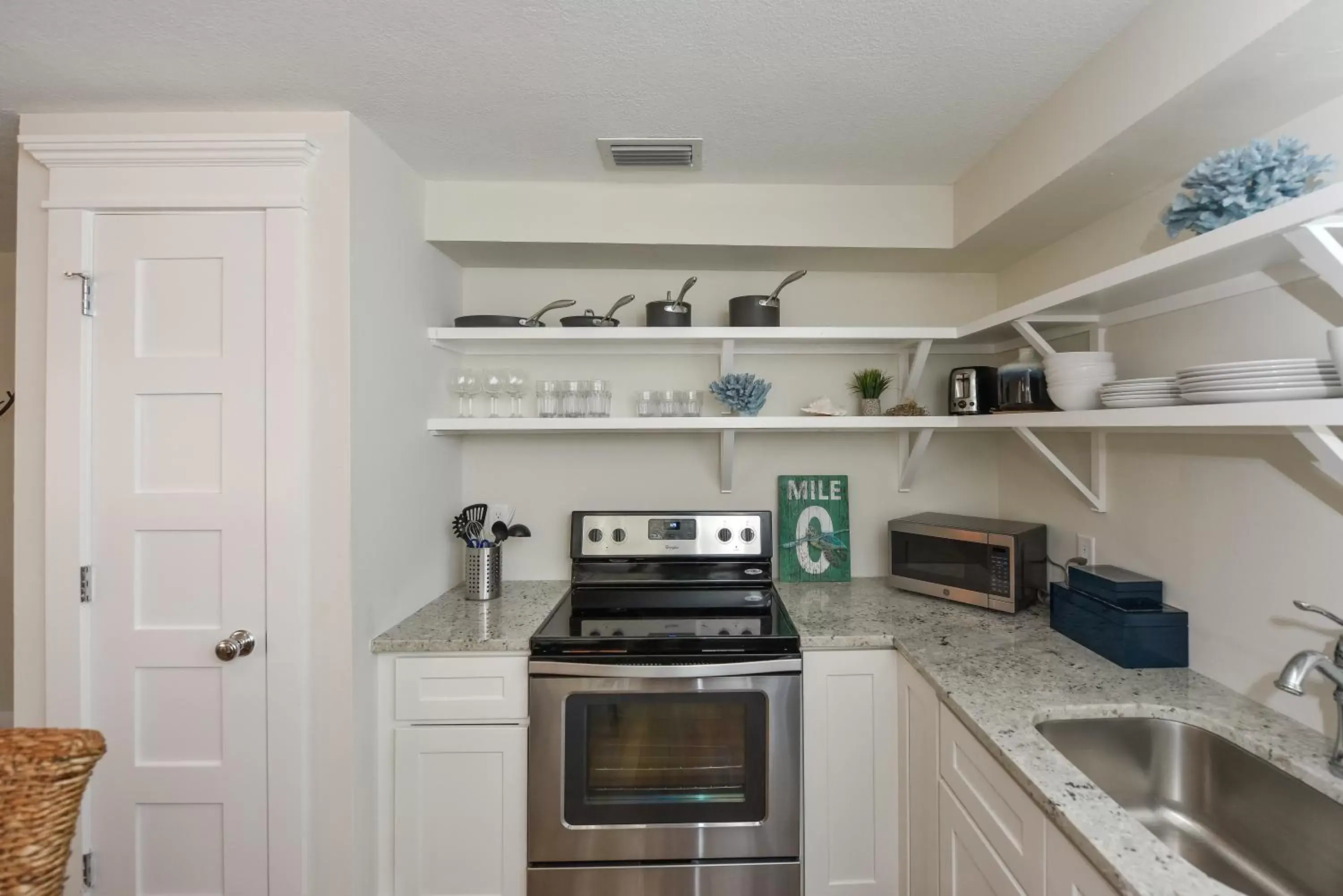 Kitchen or kitchenette, Kitchen/Kitchenette in Tropical Breeze Resort