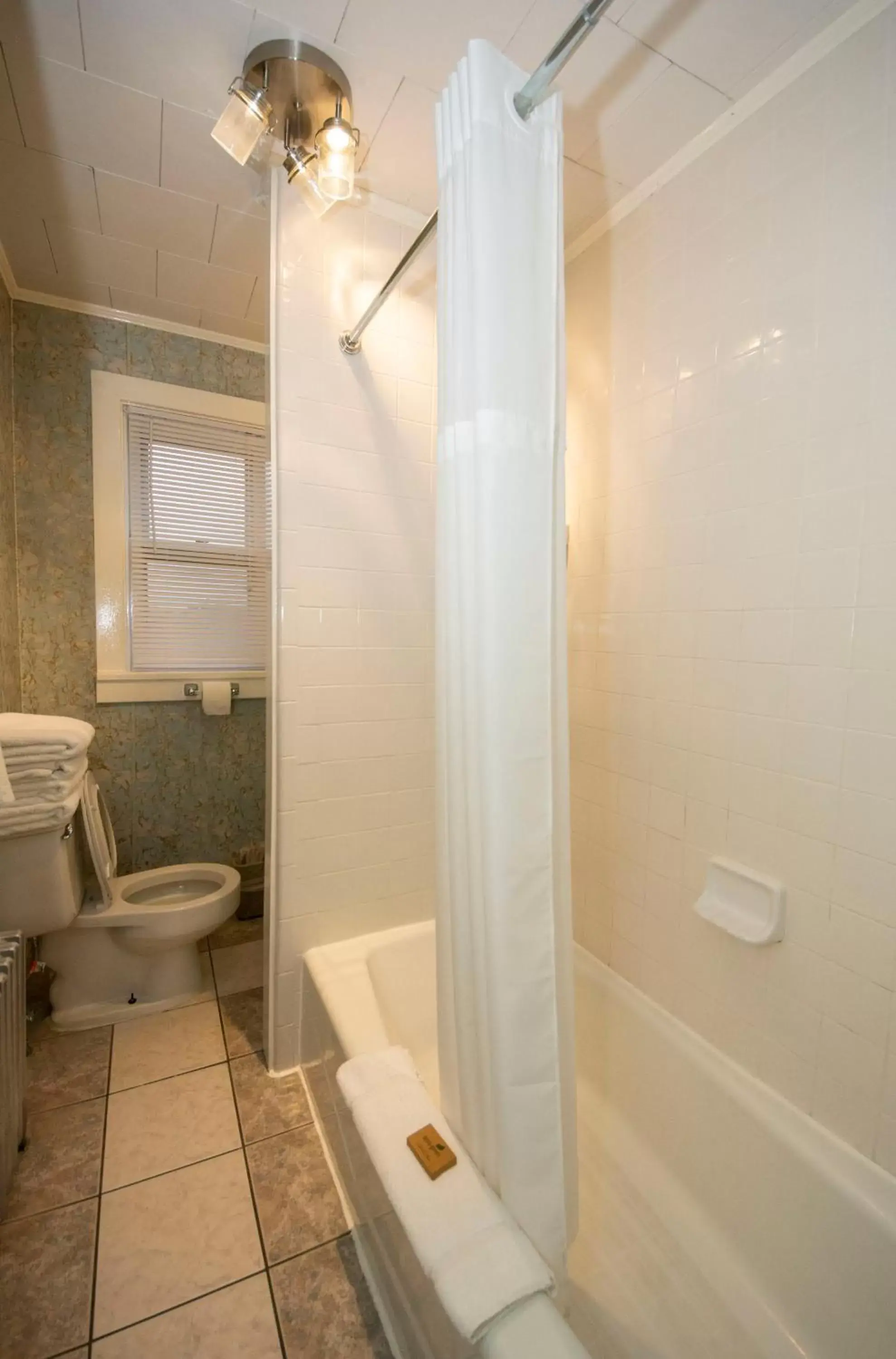 Bathroom in Simmons Motel and Suites