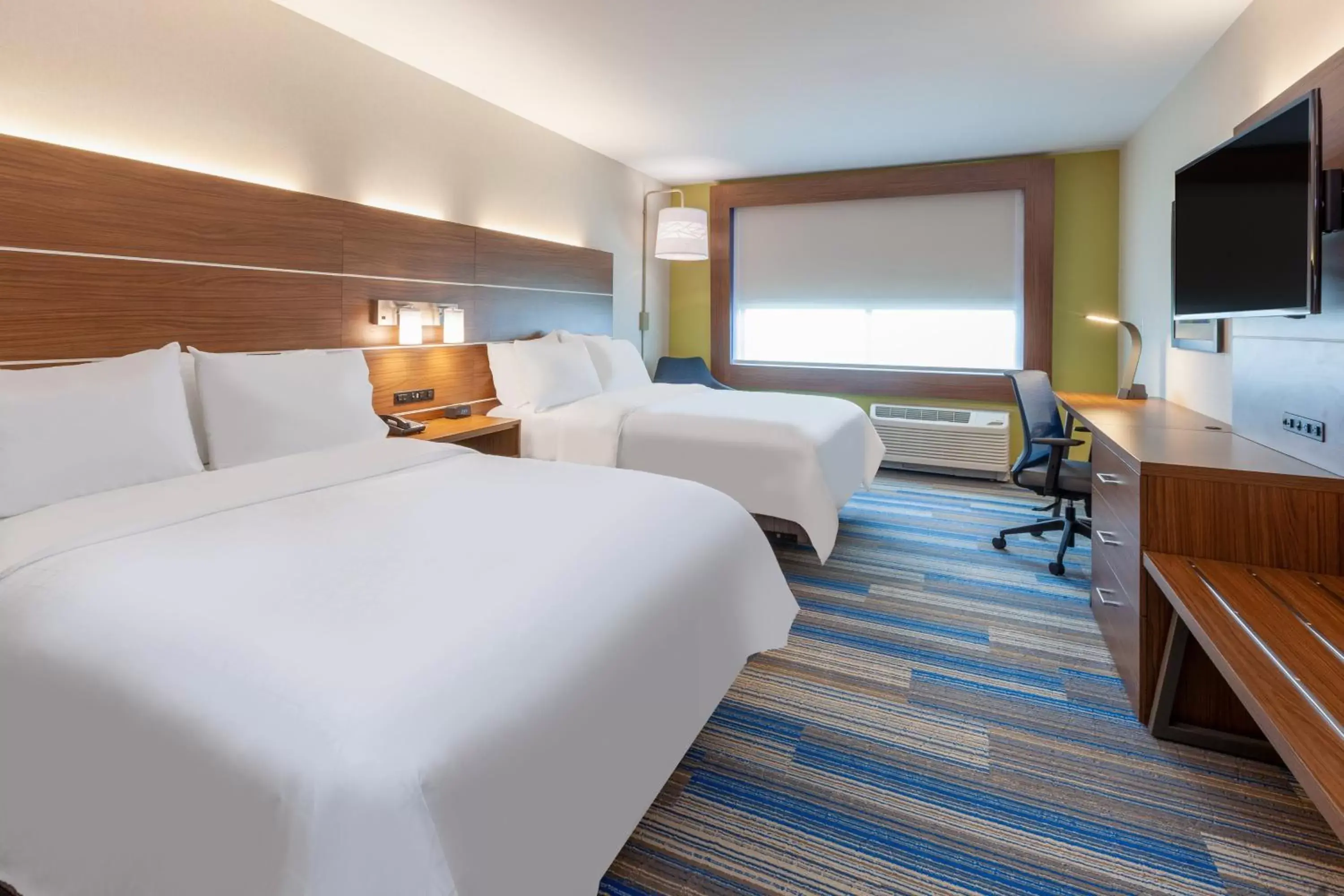 Photo of the whole room, Bed in Holiday Inn Express & Suites Brunswick-Harpers Ferry Area, an IHG Hotel