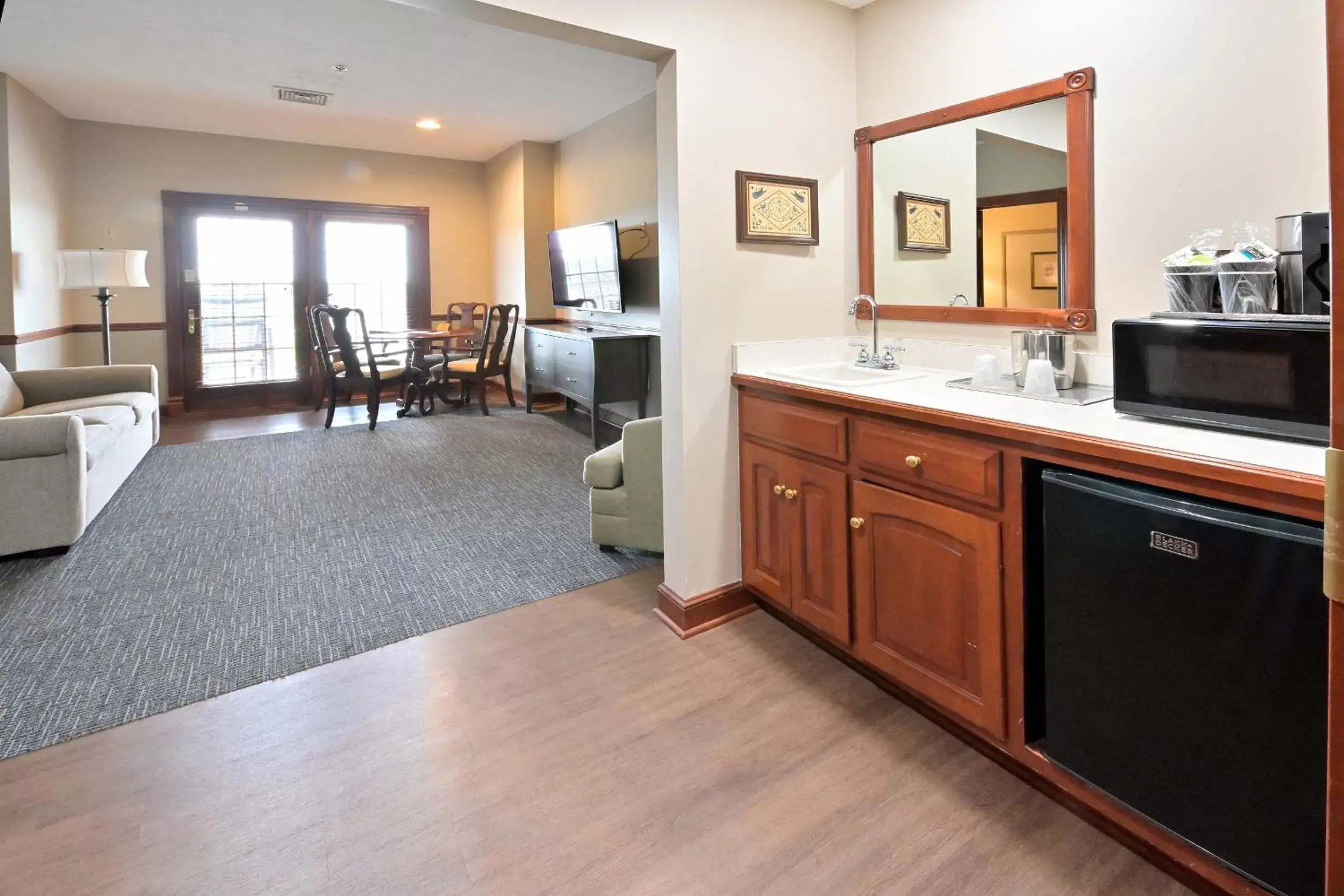 Kitchen or kitchenette, Kitchen/Kitchenette in Carlisle Inn Walnut Creek