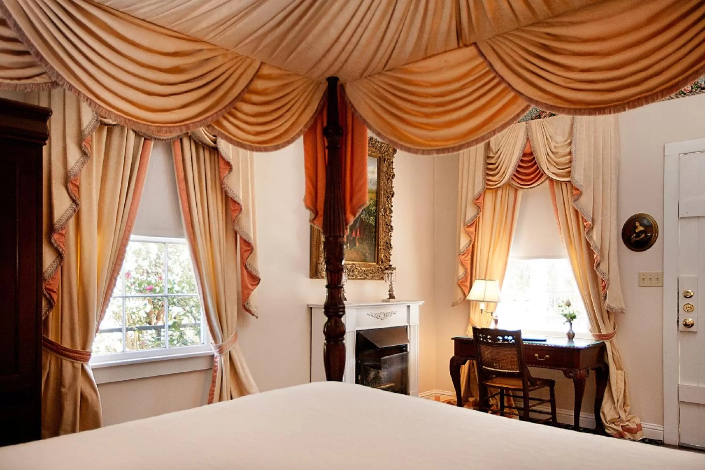 Bedroom, Bed in Monmouth Historic Inn