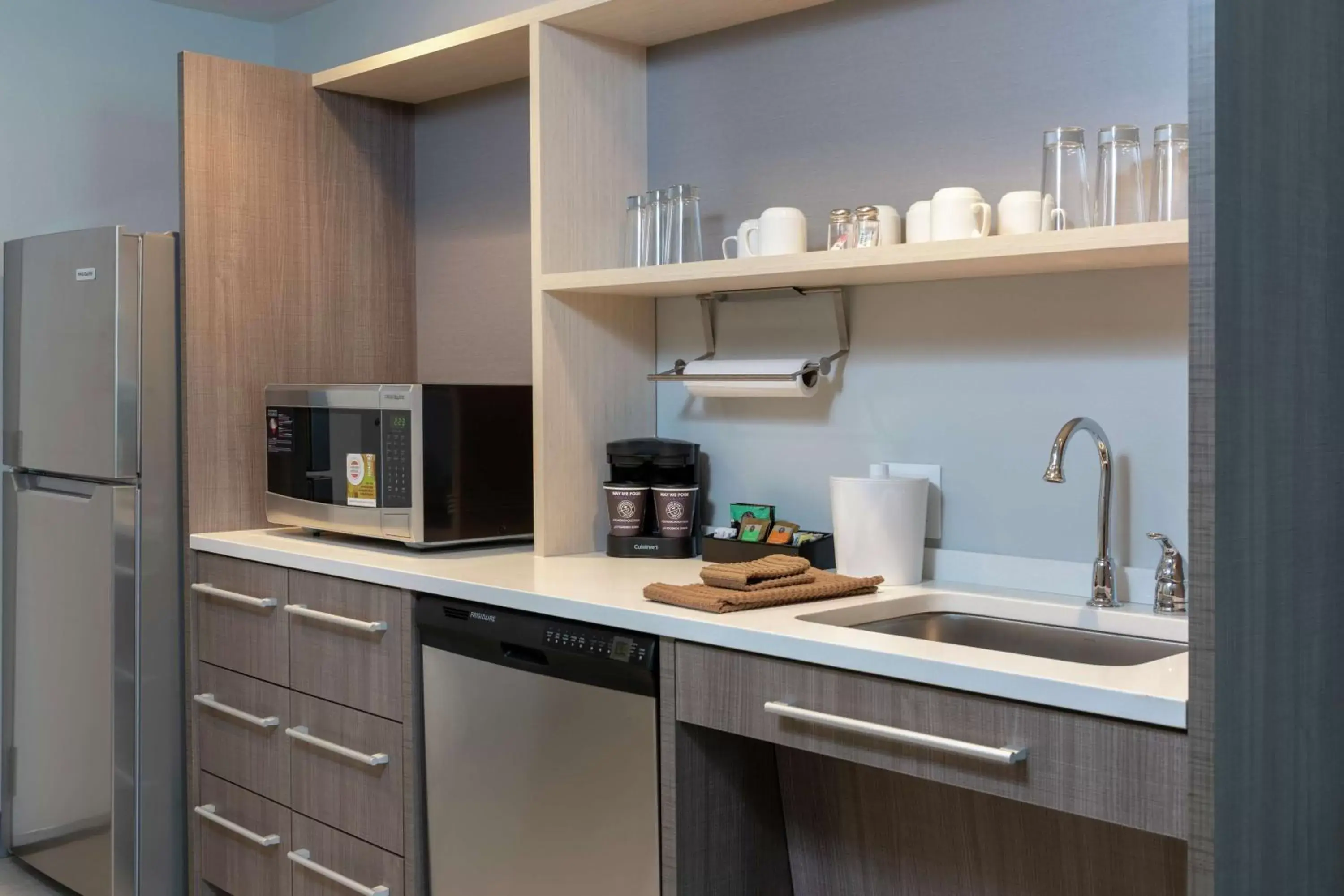 Kitchen or kitchenette, Kitchen/Kitchenette in Home2 Suites By Hilton Indianapolis Airport