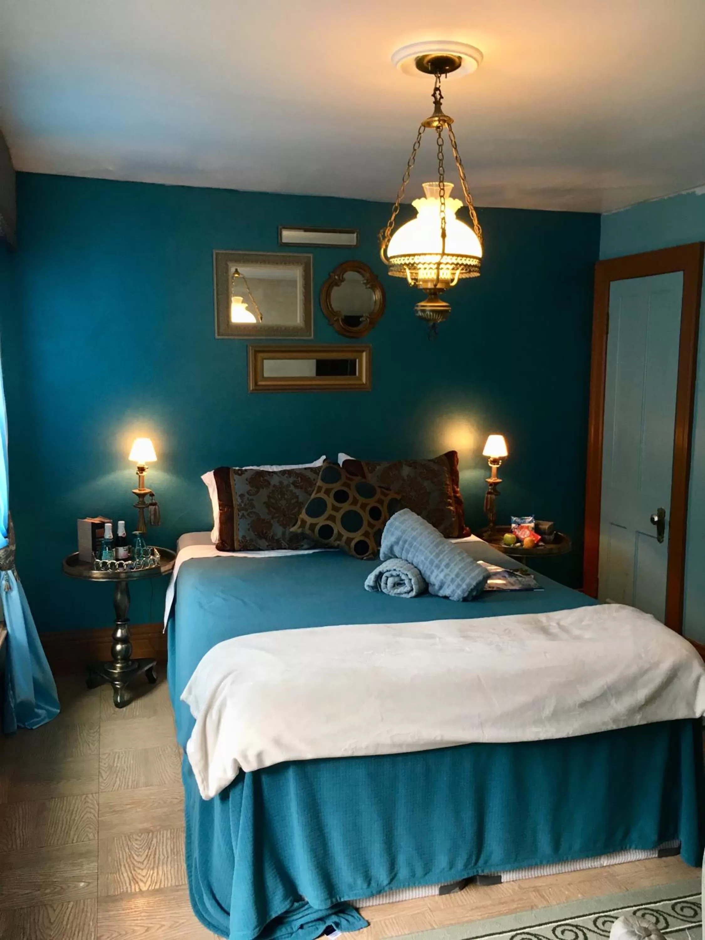 Photo of the whole room, Bed in Aaron House of Niagara Falls