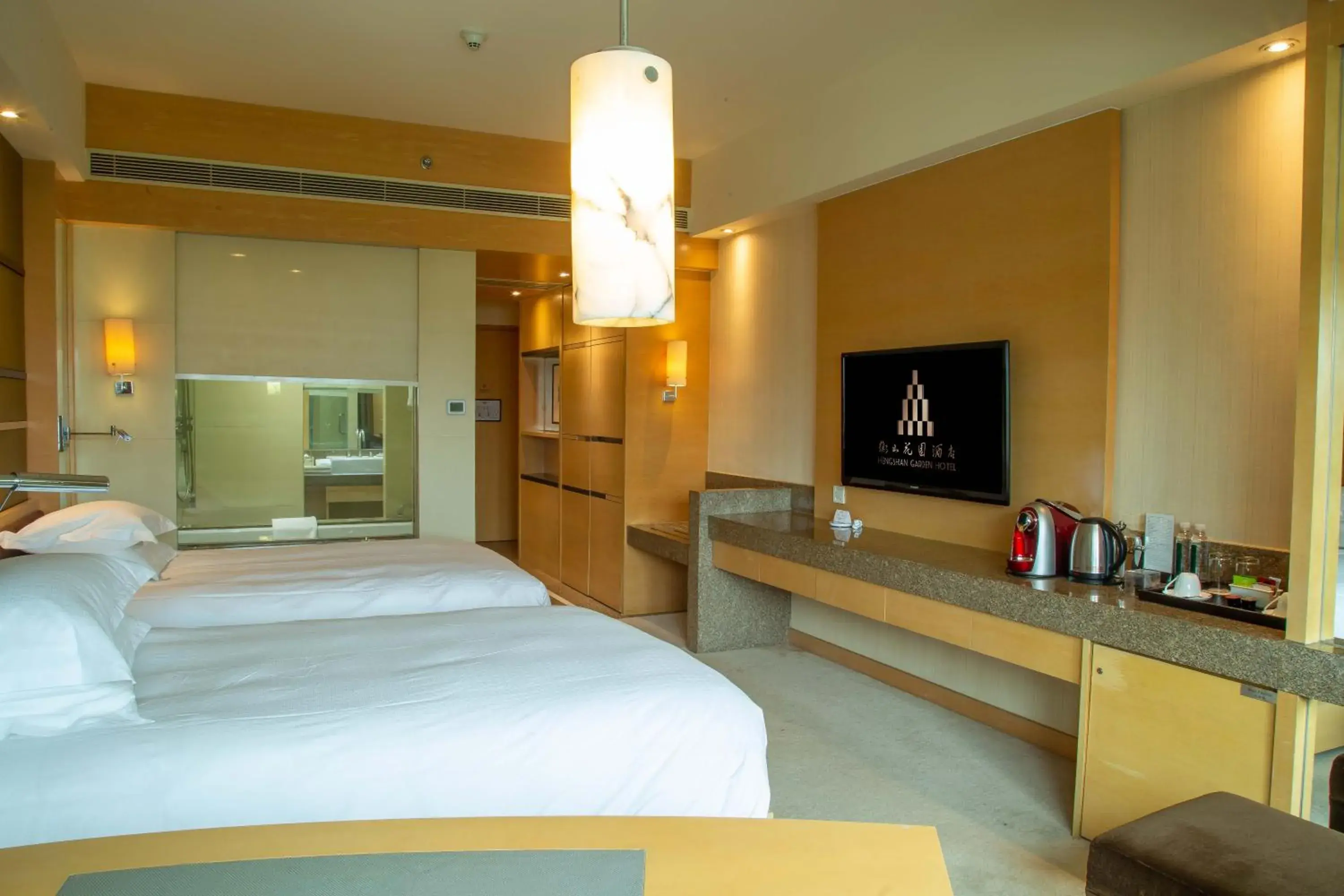 Bed in Juss Hengshan HotelFormer Regal International East Asia Hotel Bed in Juss Hengshan HotelFormer Regal International East Asia Hotel