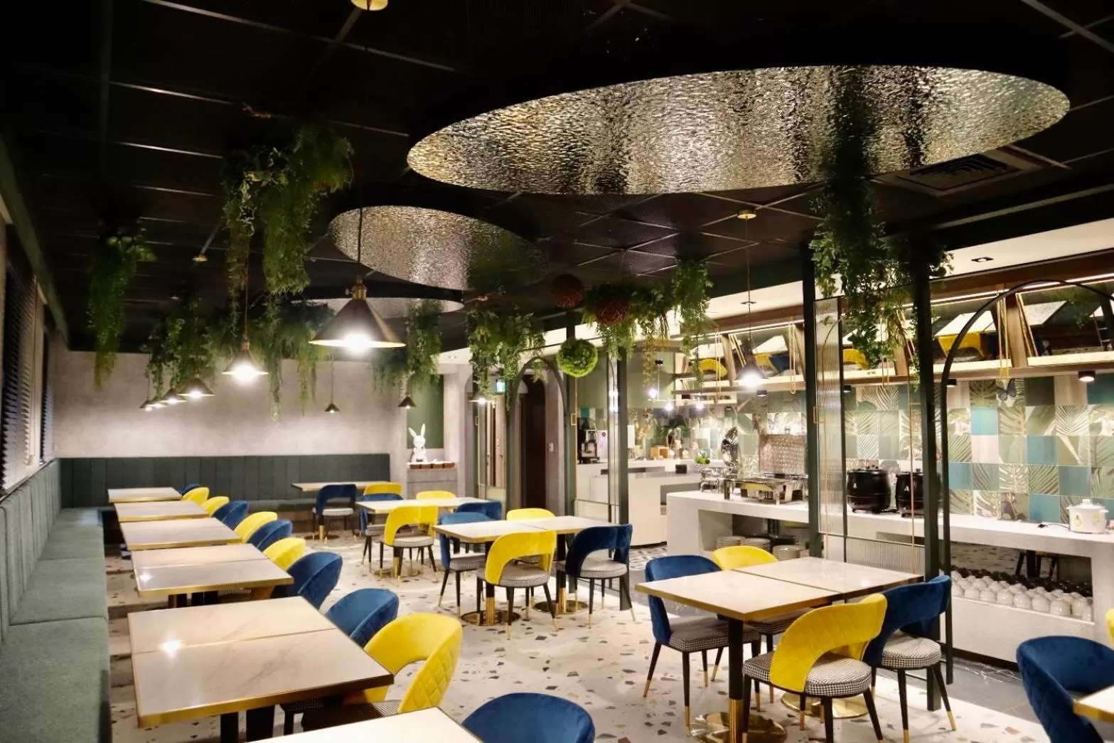 Restaurant/places to eat in Tenz Go Hotel