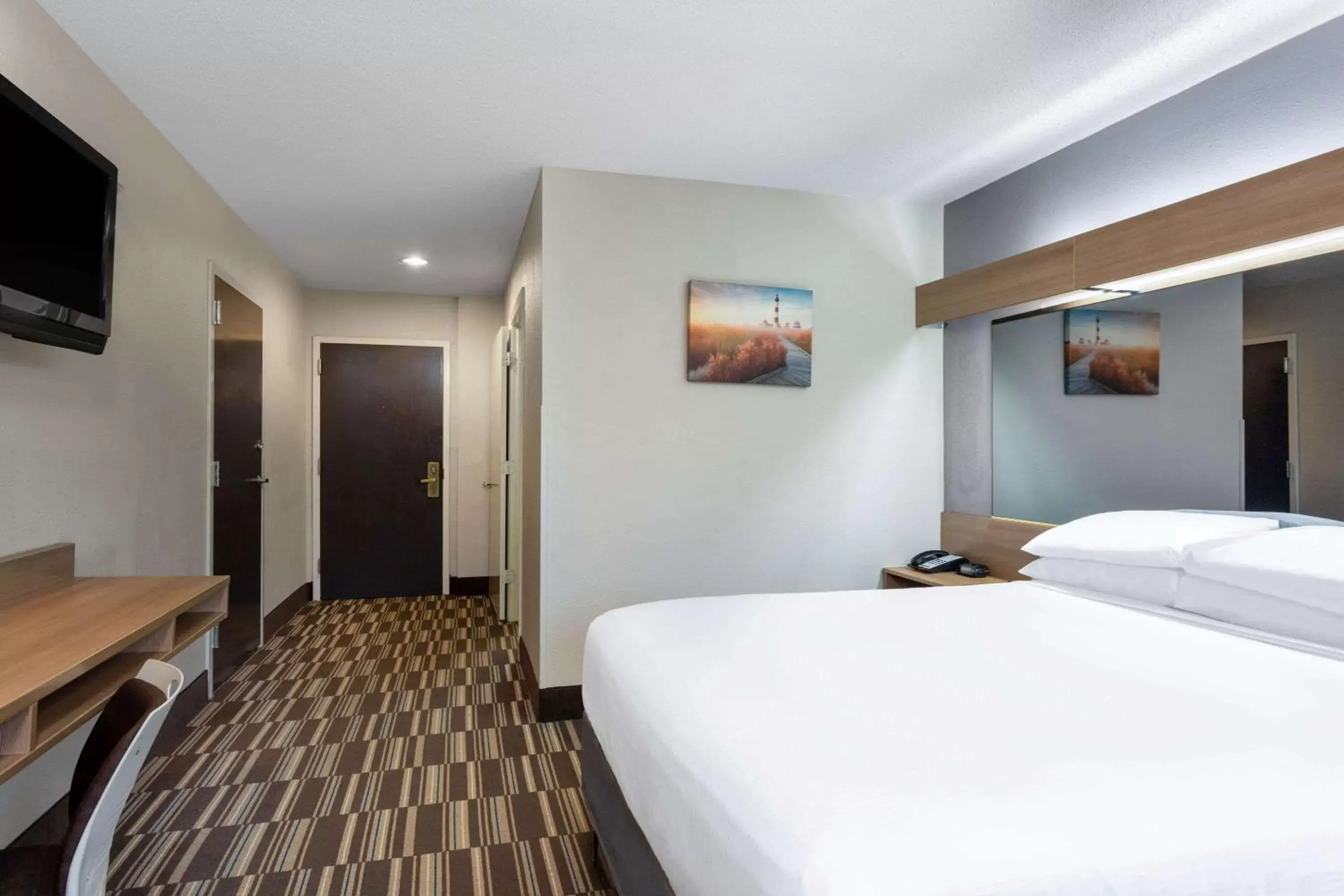 Photo of the whole room, Bed in Microtel Inn & Suites by Wyndham Matthews/Charlotte