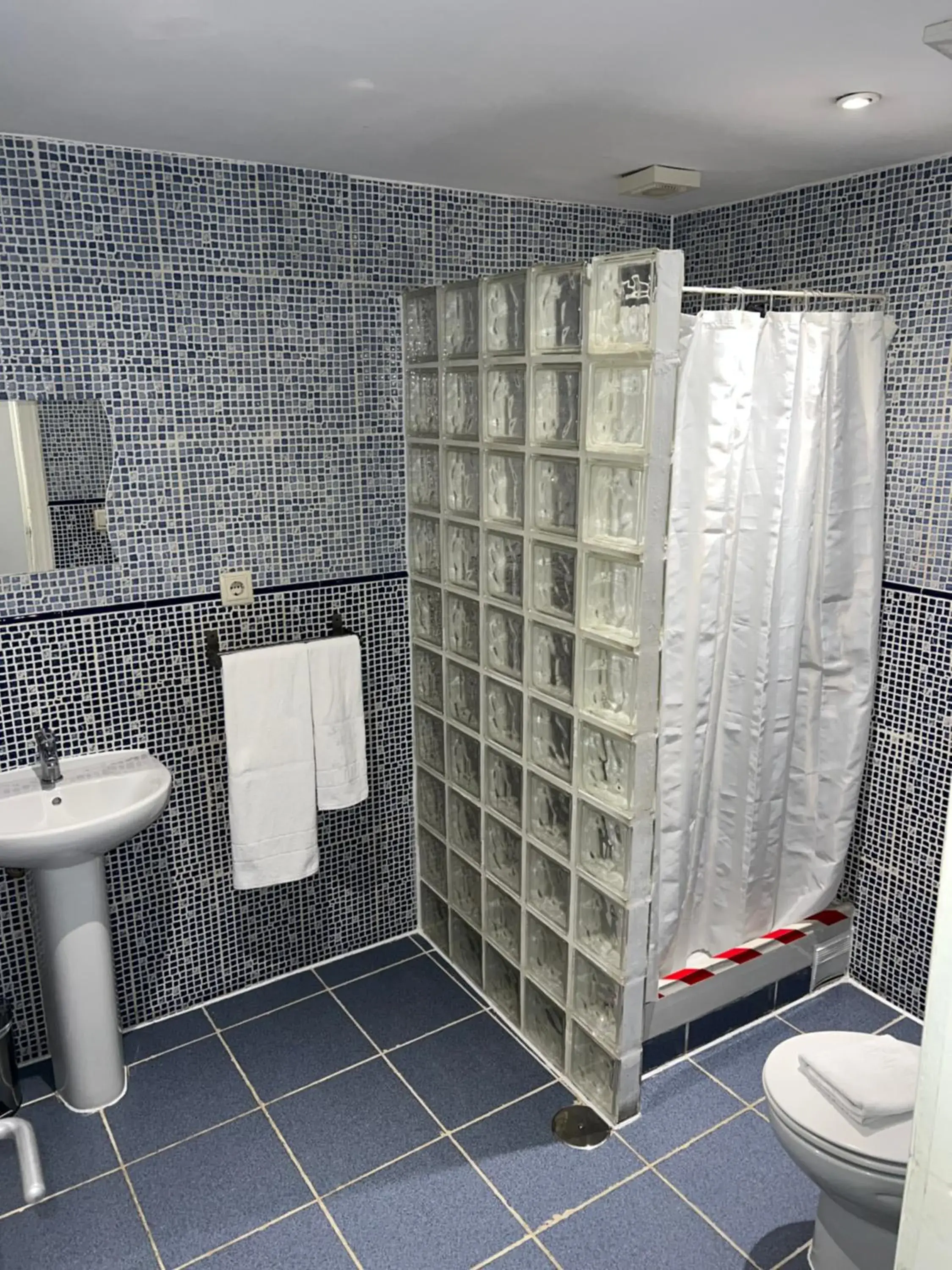 Shower, Bathroom in Hostal Abaaly