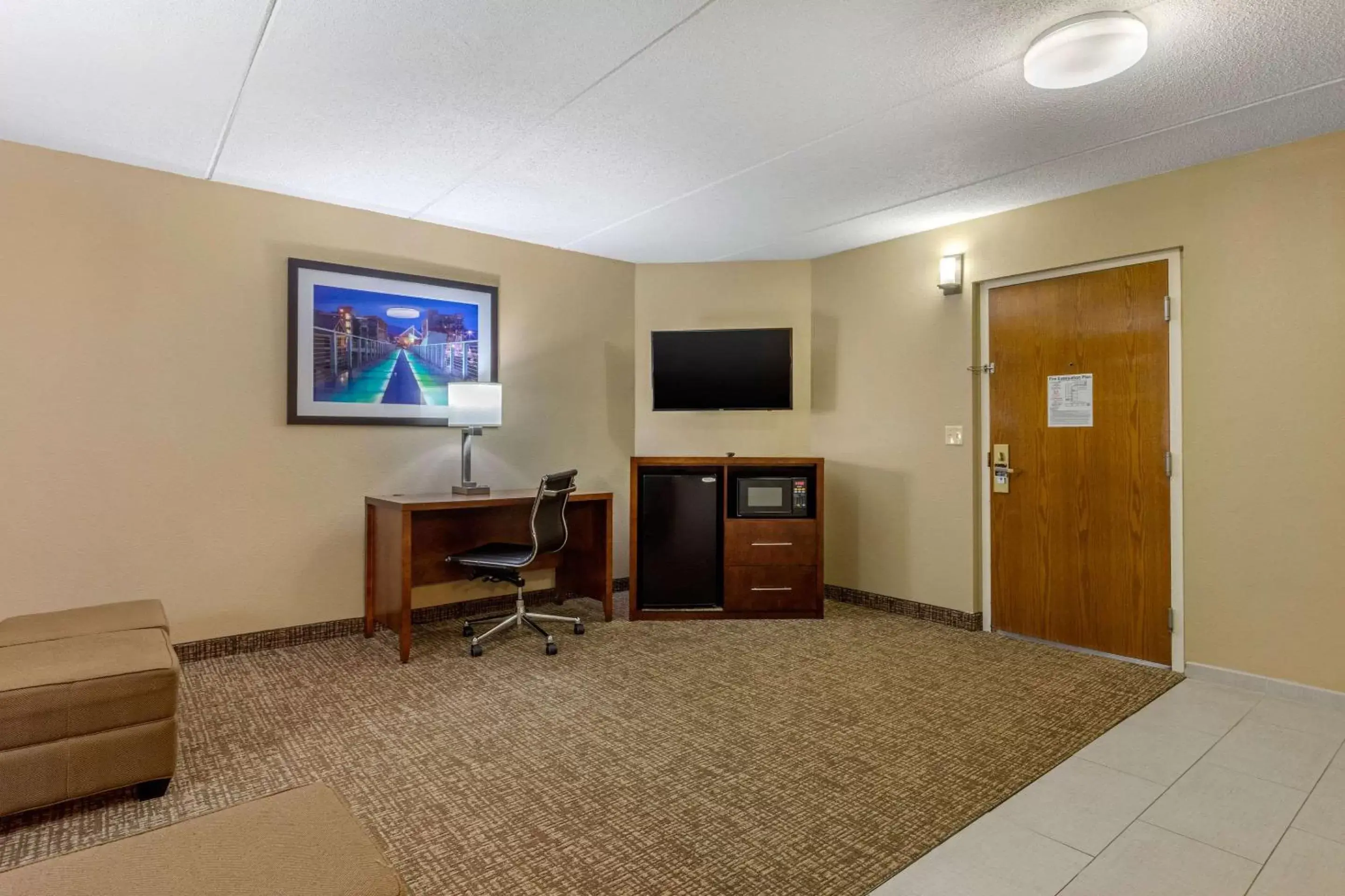 Photo of the whole room, TV/Entertainment Center in Comfort Inn & Suites Hamilton Place