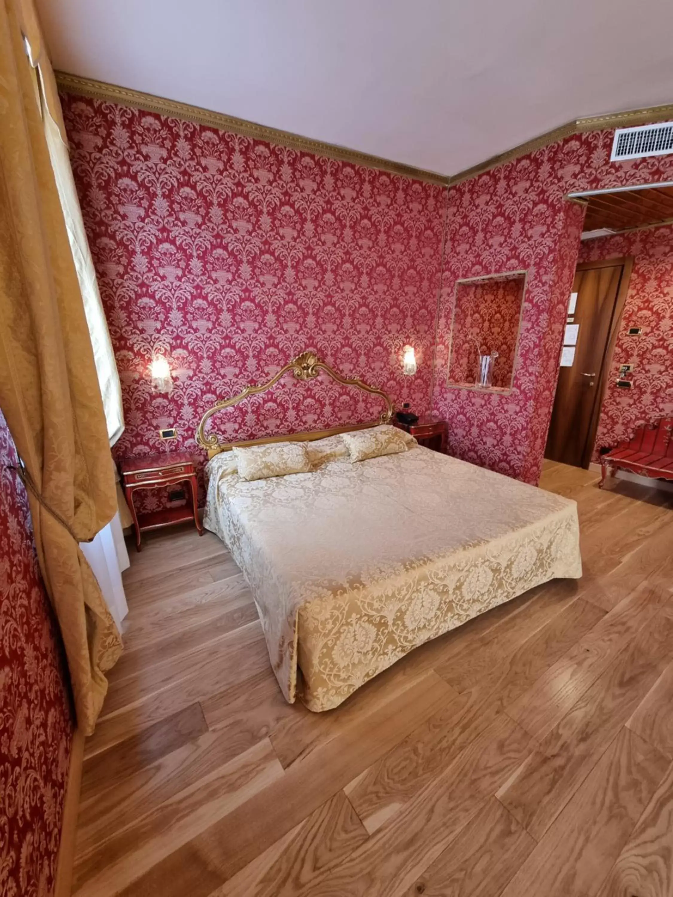 Photo of the whole room, Bed in Residenza Ca' San Marco