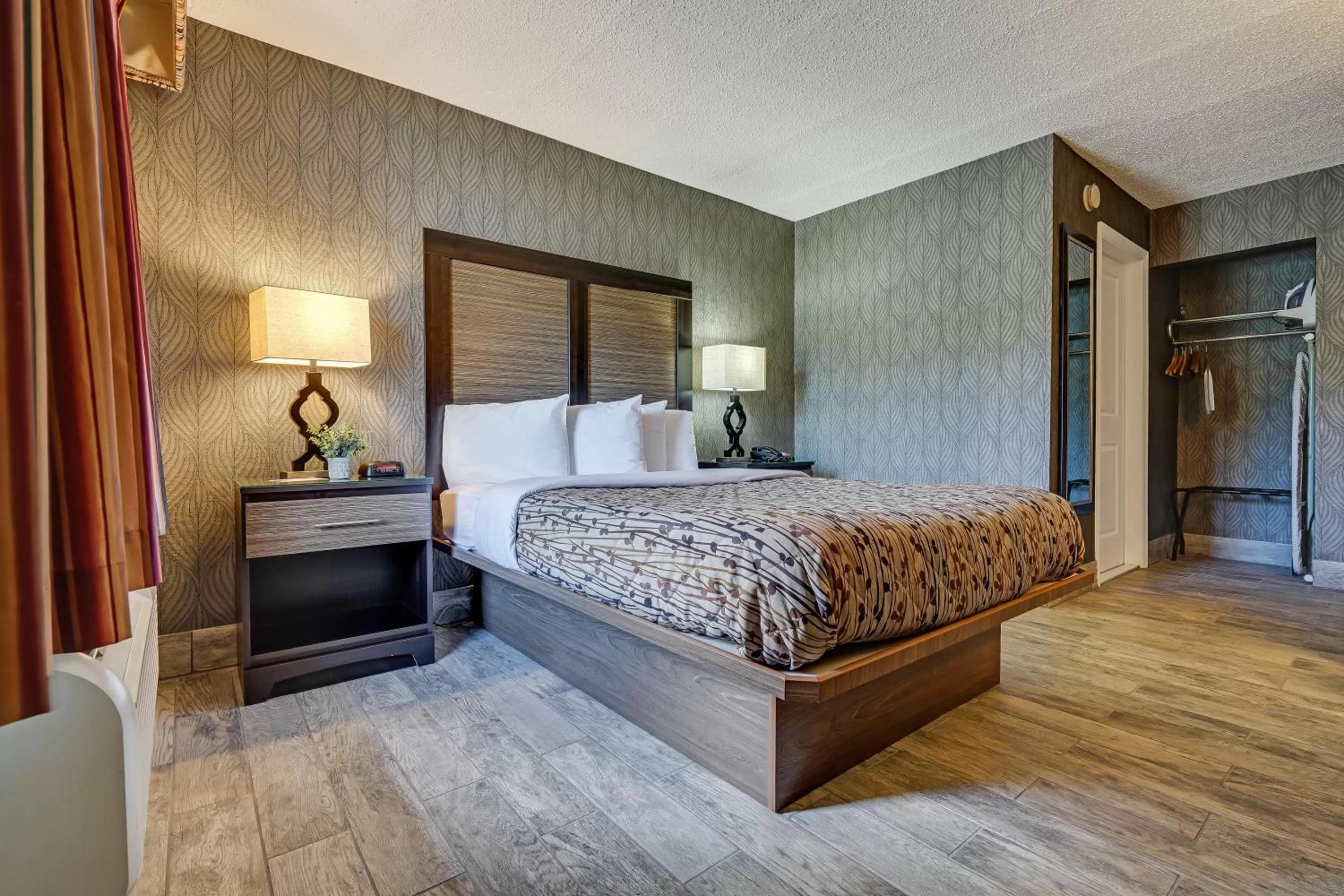 Photo of the whole room, Bed in Blue Creek Inn