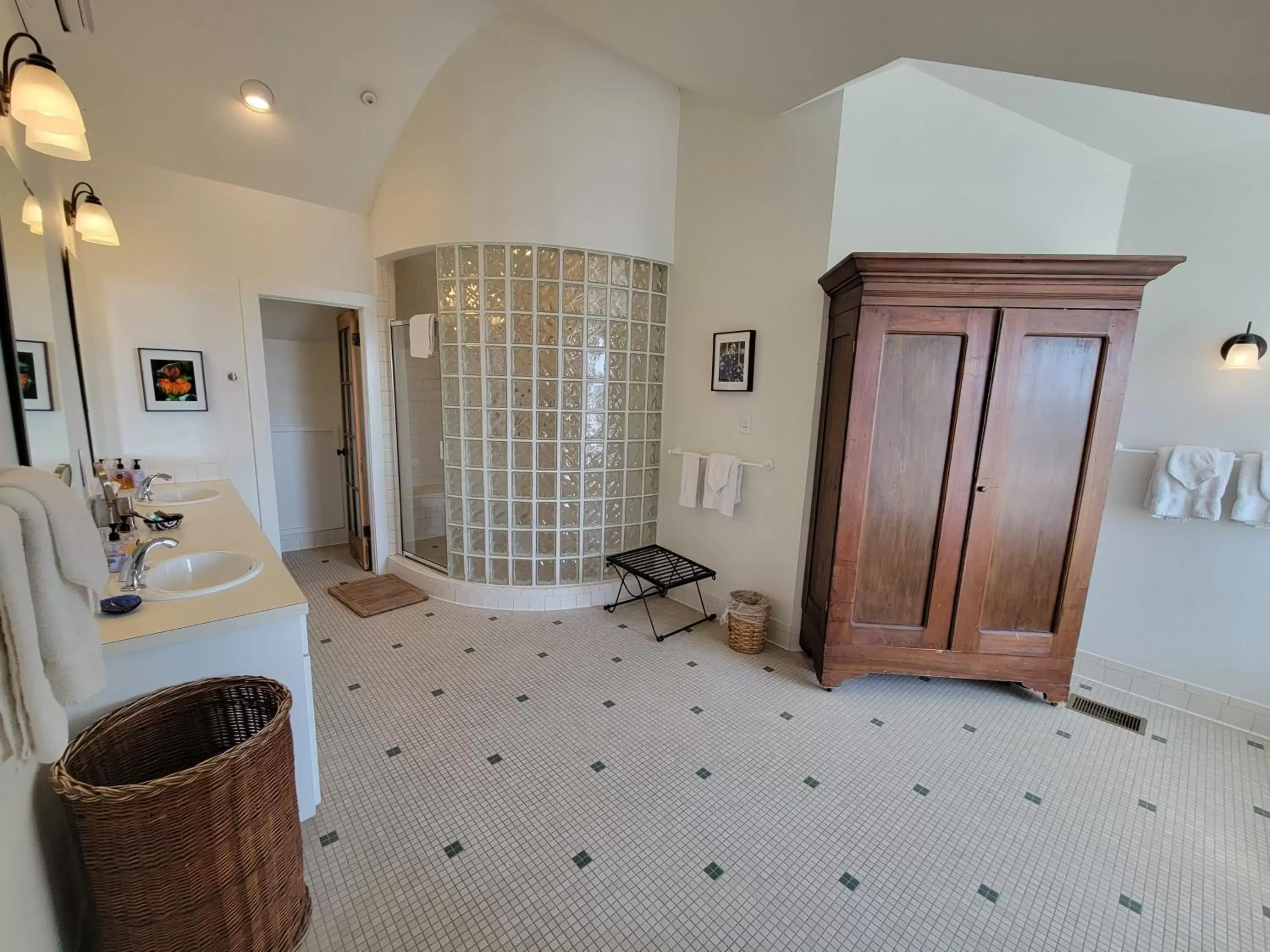 Shower, Bathroom in Sage Hill Inn & Spa