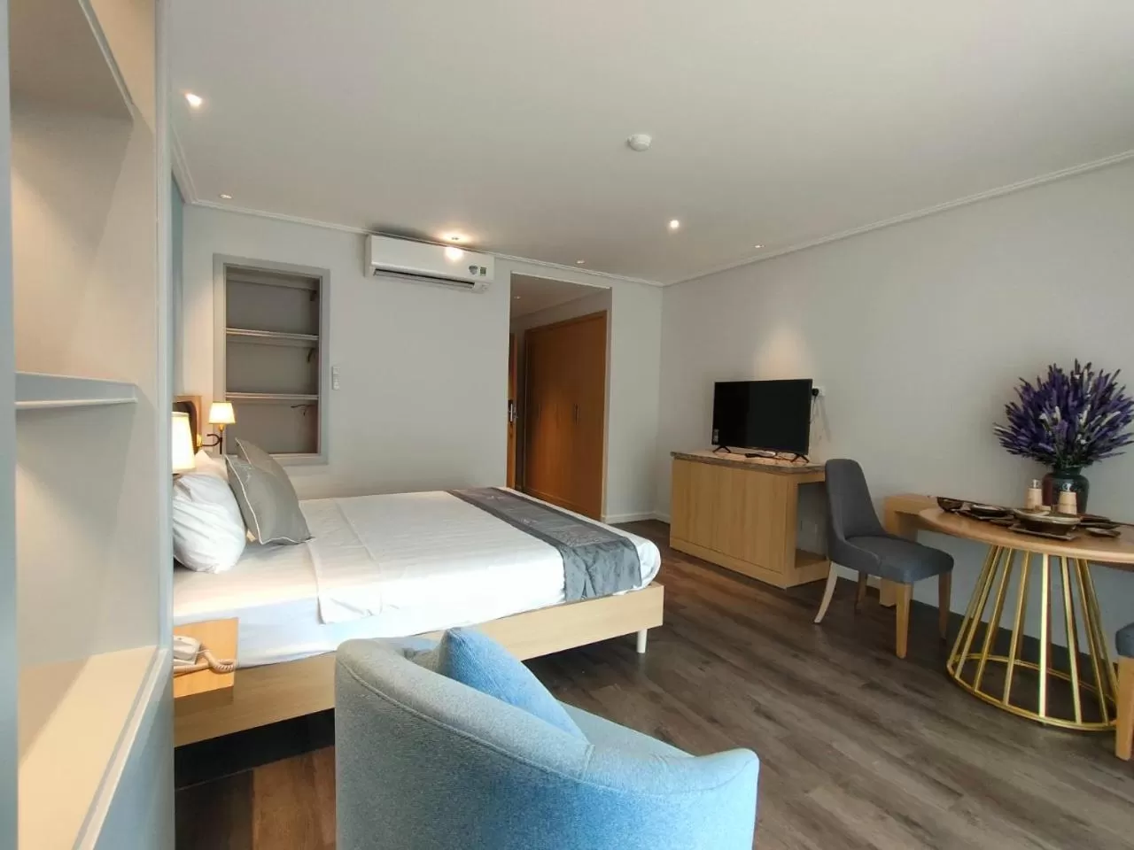 Hồng Gia Tuệ Lake View