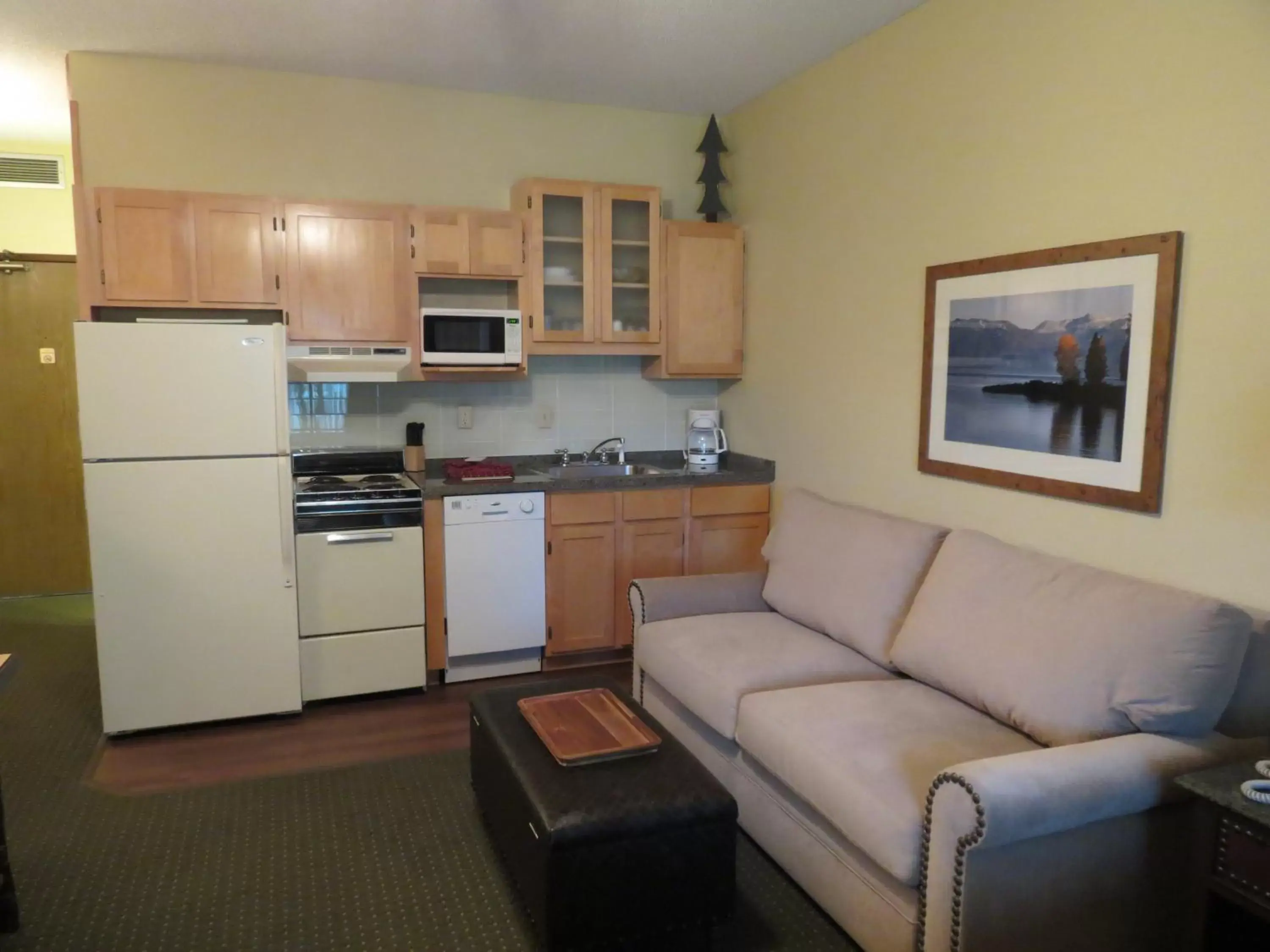 Living room, Kitchen/Kitchenette in Stoneridge Resort