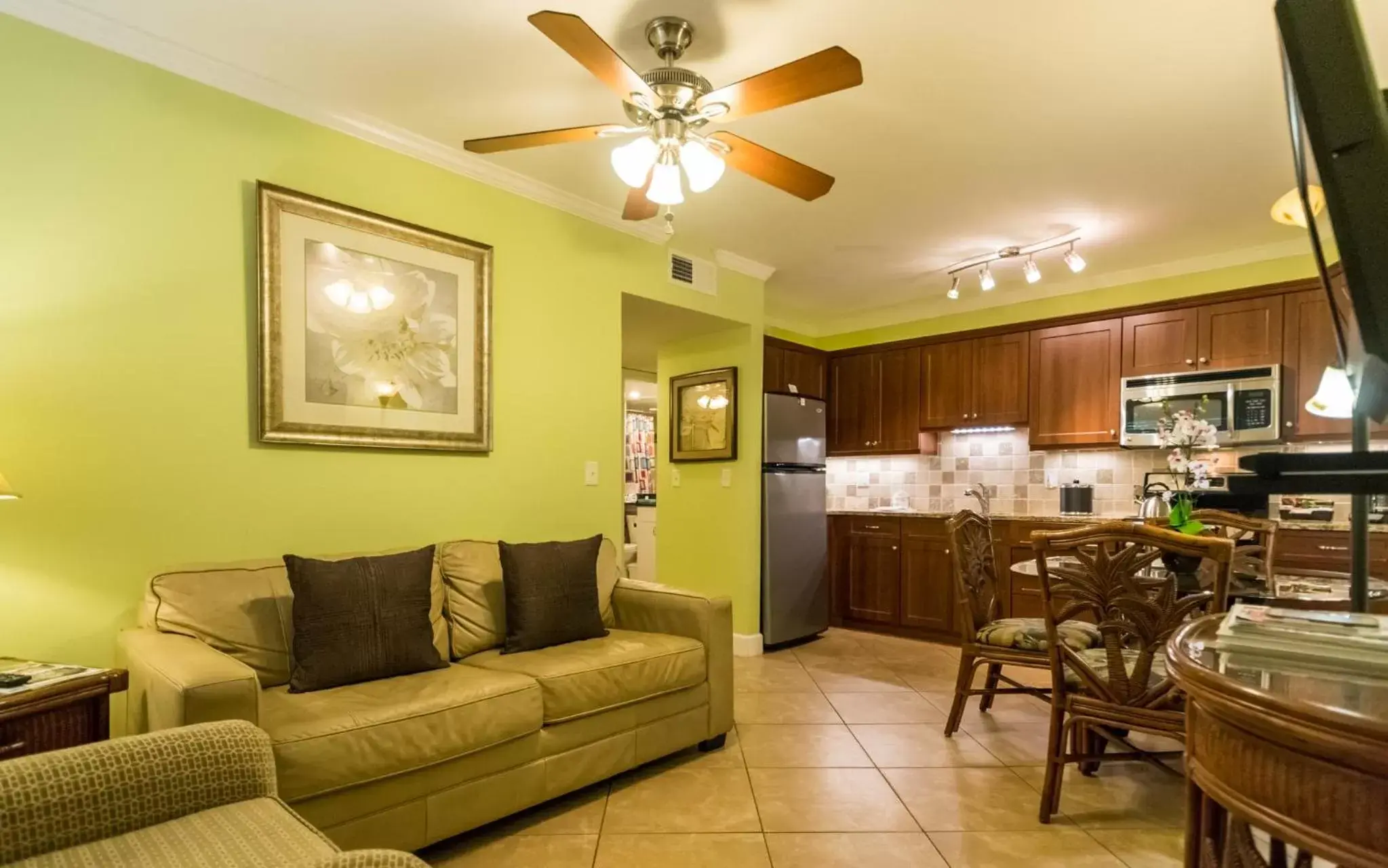 Kitchen or kitchenette, Seating Area in Tropical Beach Resorts - Sarasota