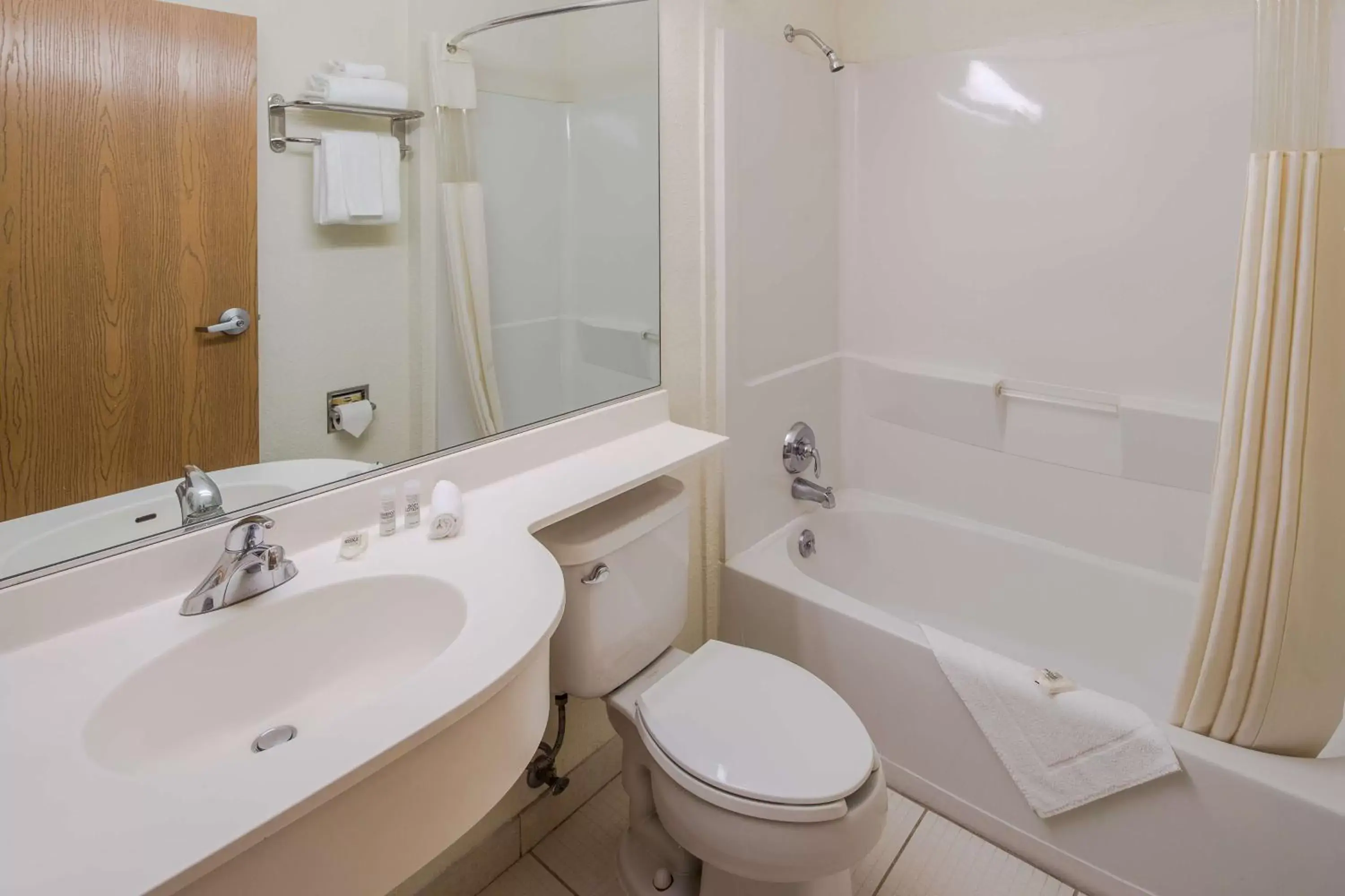 Photo of the whole room, Bathroom in Microtel Inn & Suites by Wyndham Culiacán