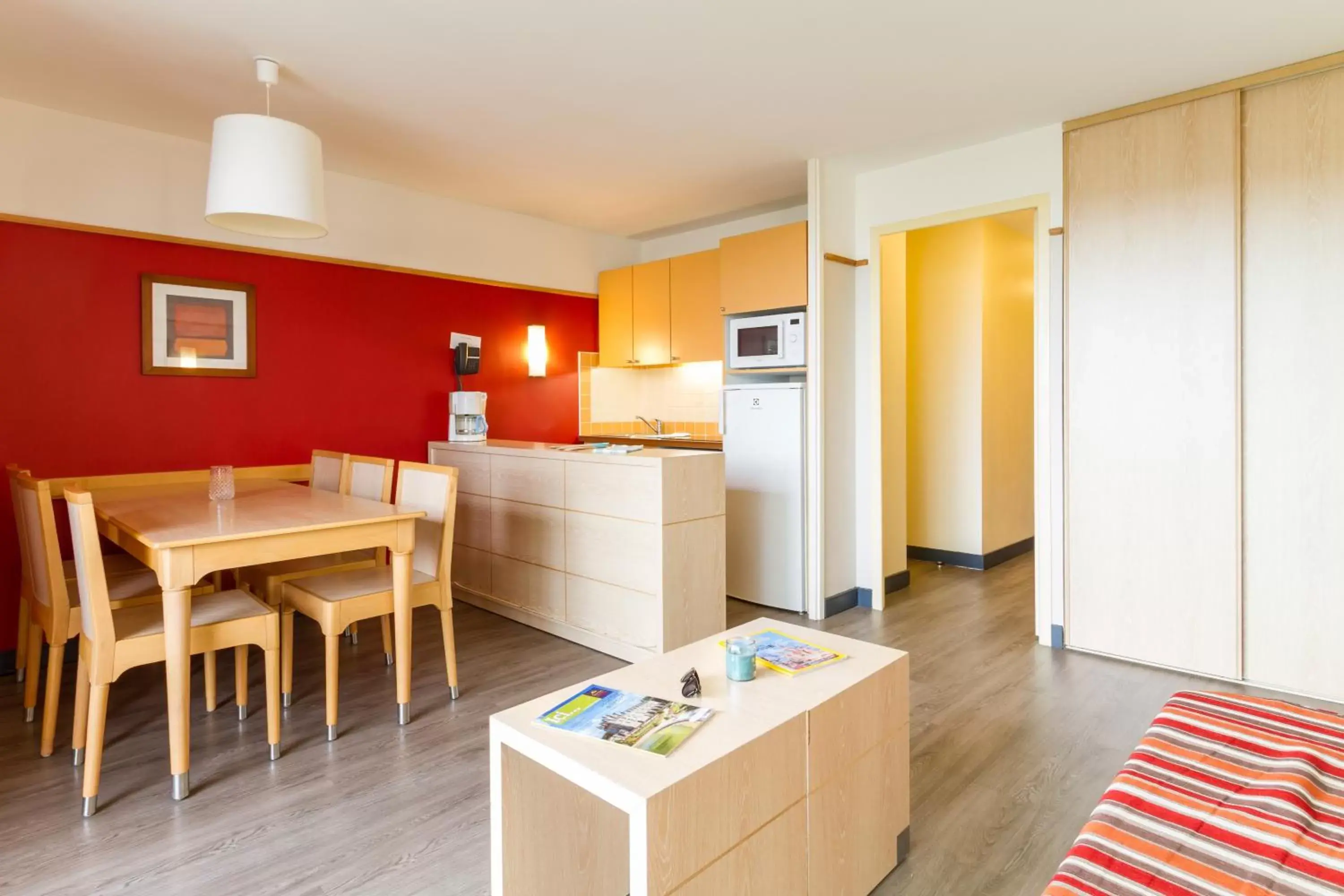 Kitchen or kitchenette, Dining Area in Pierre & Vacances Le Moulin des Cordeliers