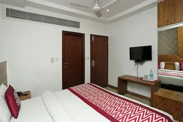 Communal lounge/ TV room, Bed in Hotel Ambience