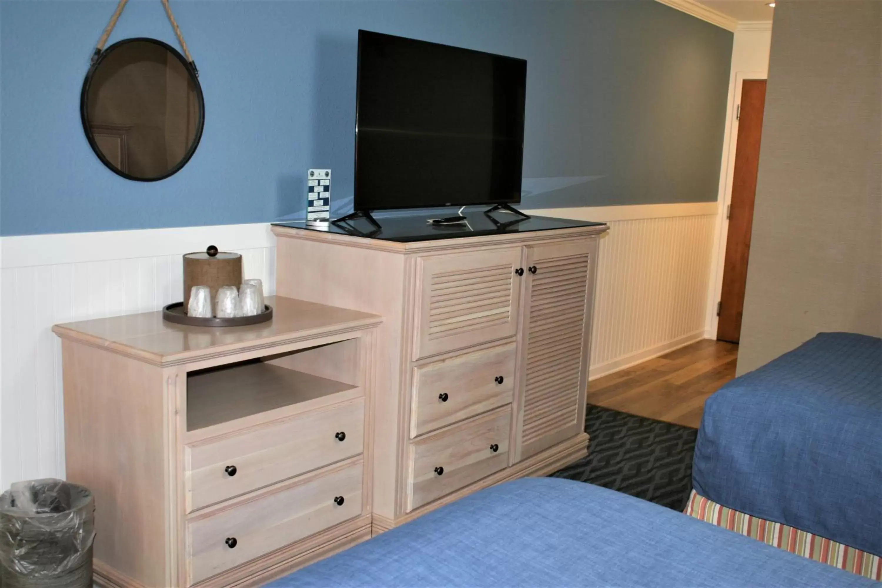 Bedroom, TV/Entertainment Center in Avenue Inn & Spa