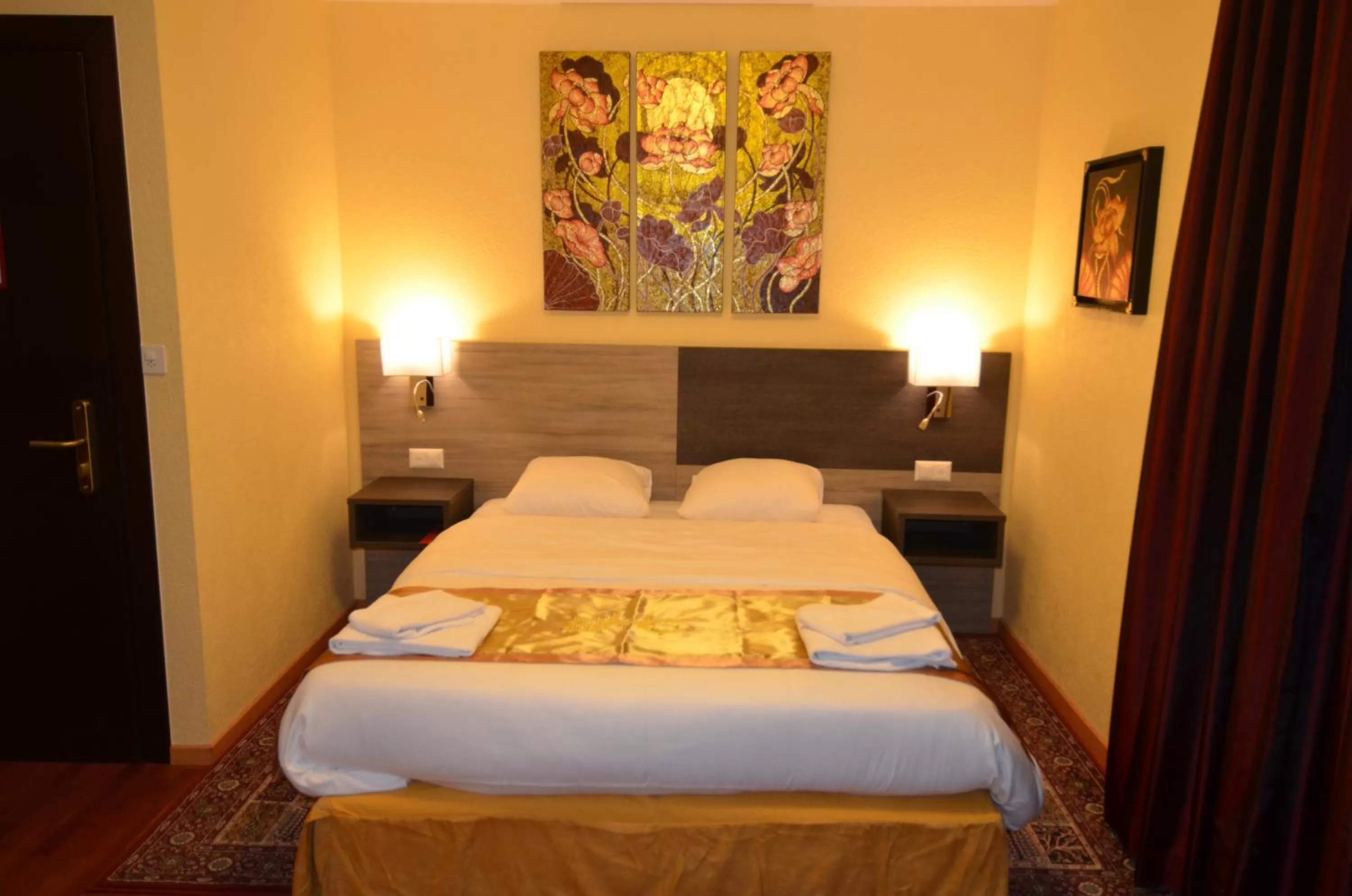 Photo of the whole room, Bed in Beausite