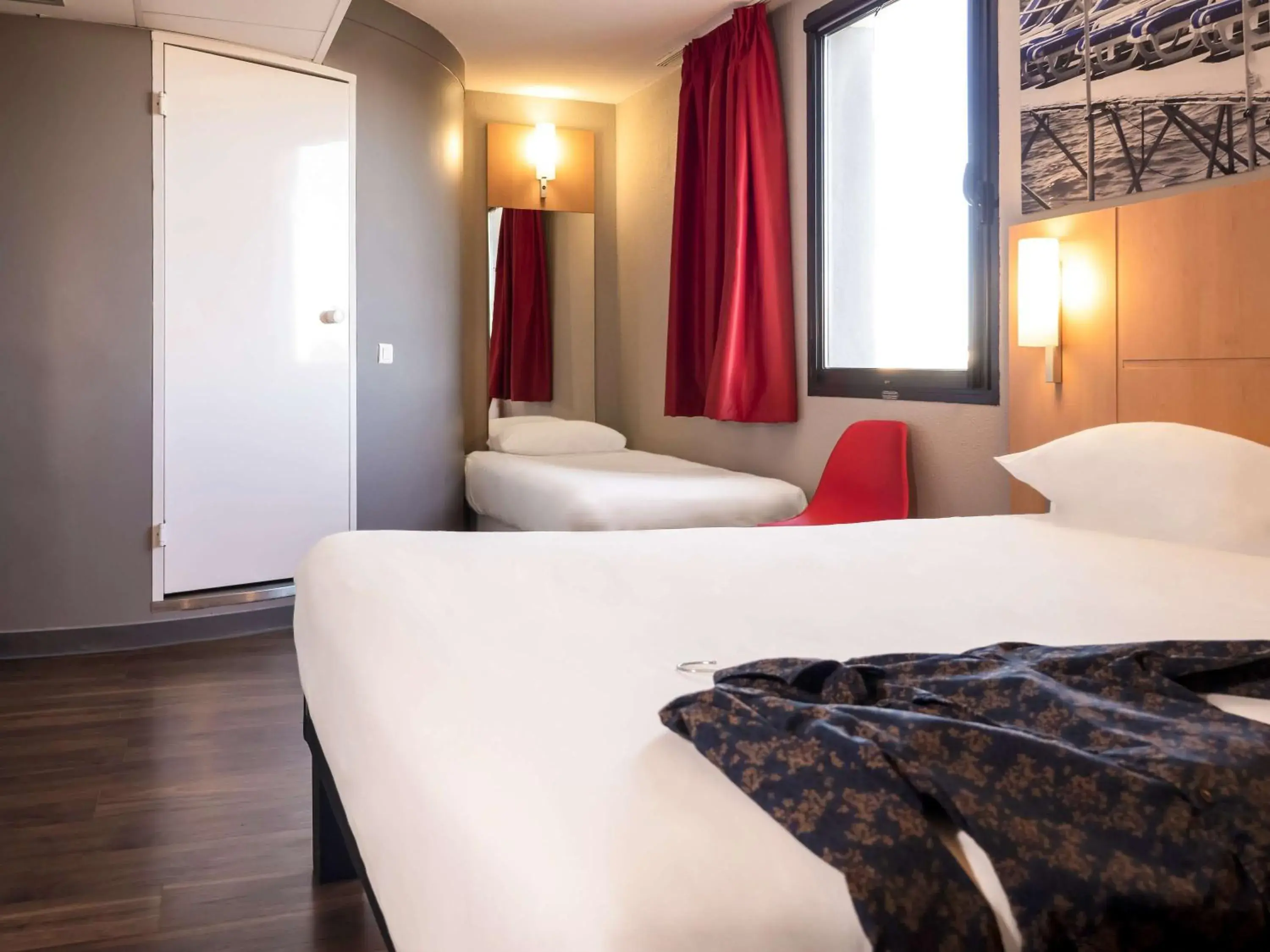 Photo of the whole room, Bed in ibis Cannes Mandelieu