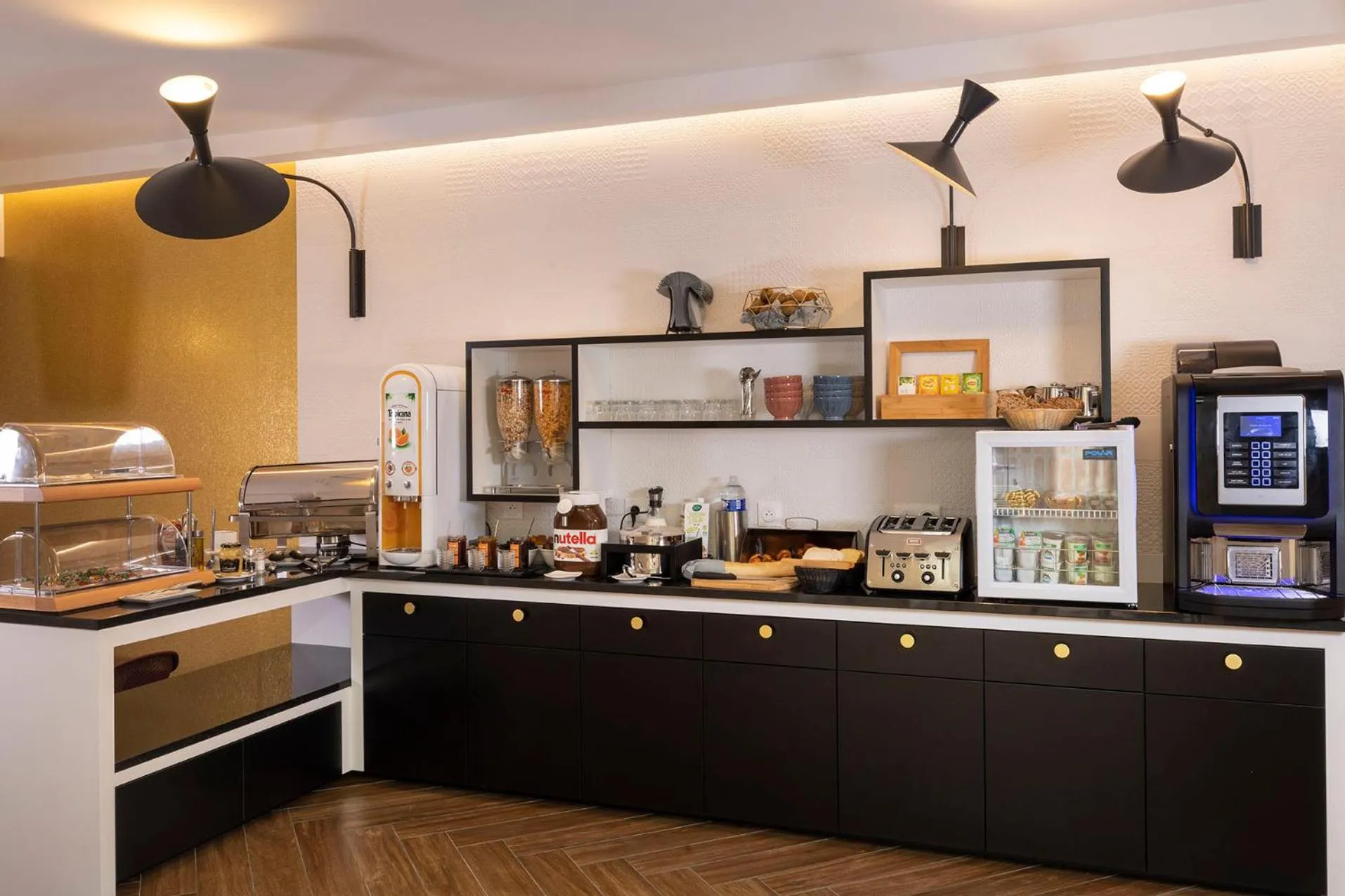 Food and drinks in Hotel Elysees 8