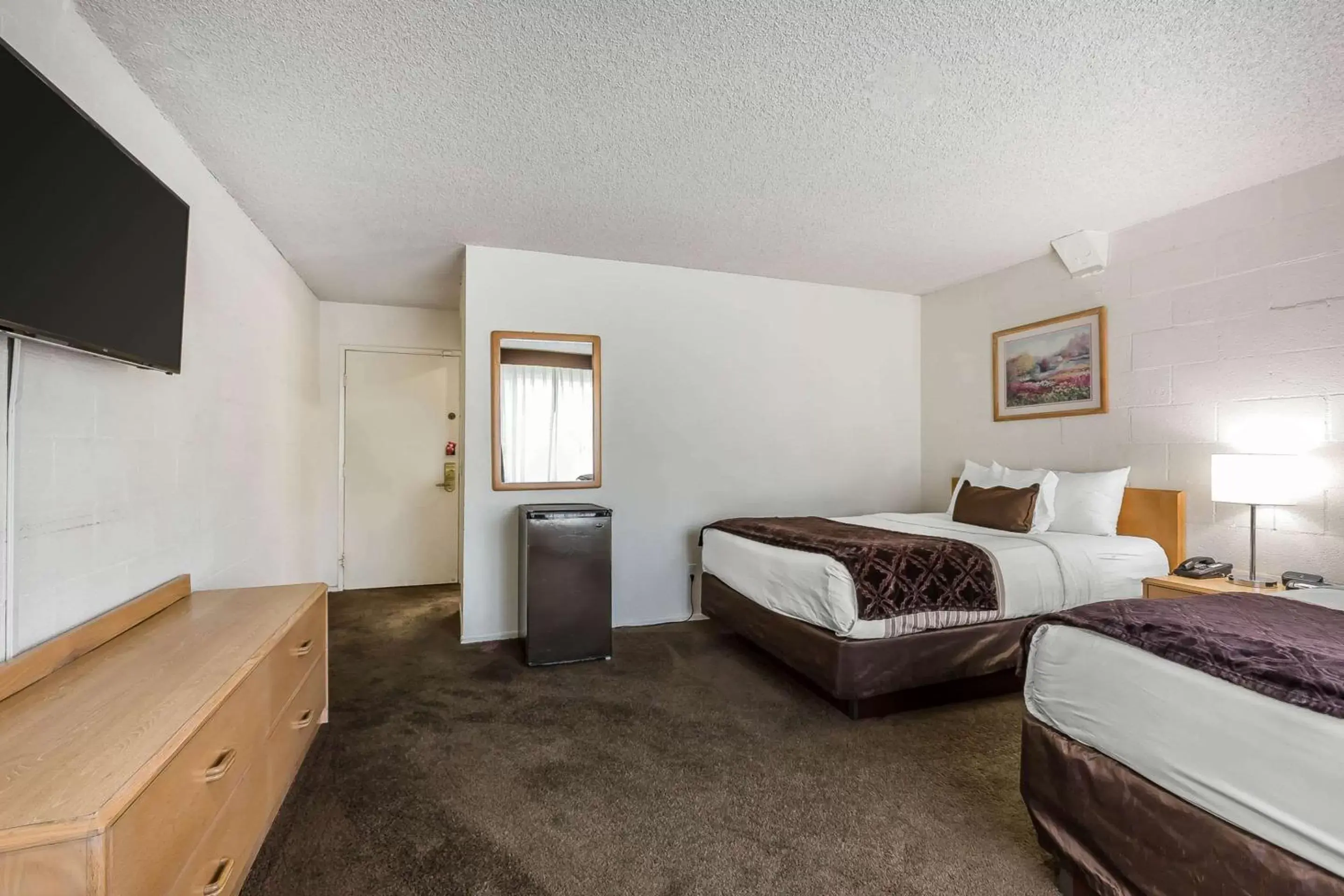 Photo of the whole room, Bed in Econo Lodge Lake Elsinore Casino