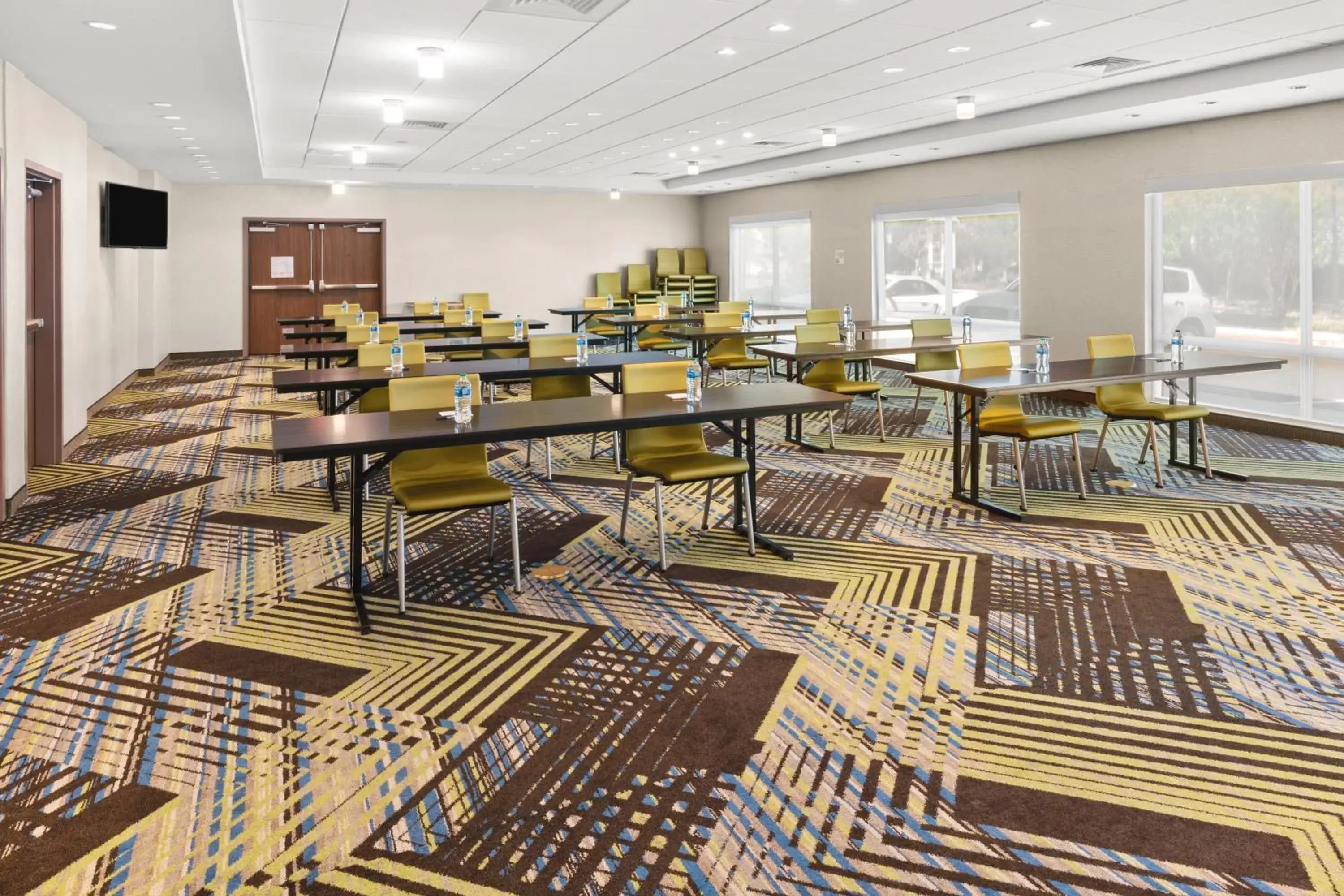 Meeting/conference room, Restaurant/Places to Eat in Holiday Inn Express & Suites - Suisun City, an IHG Hotel