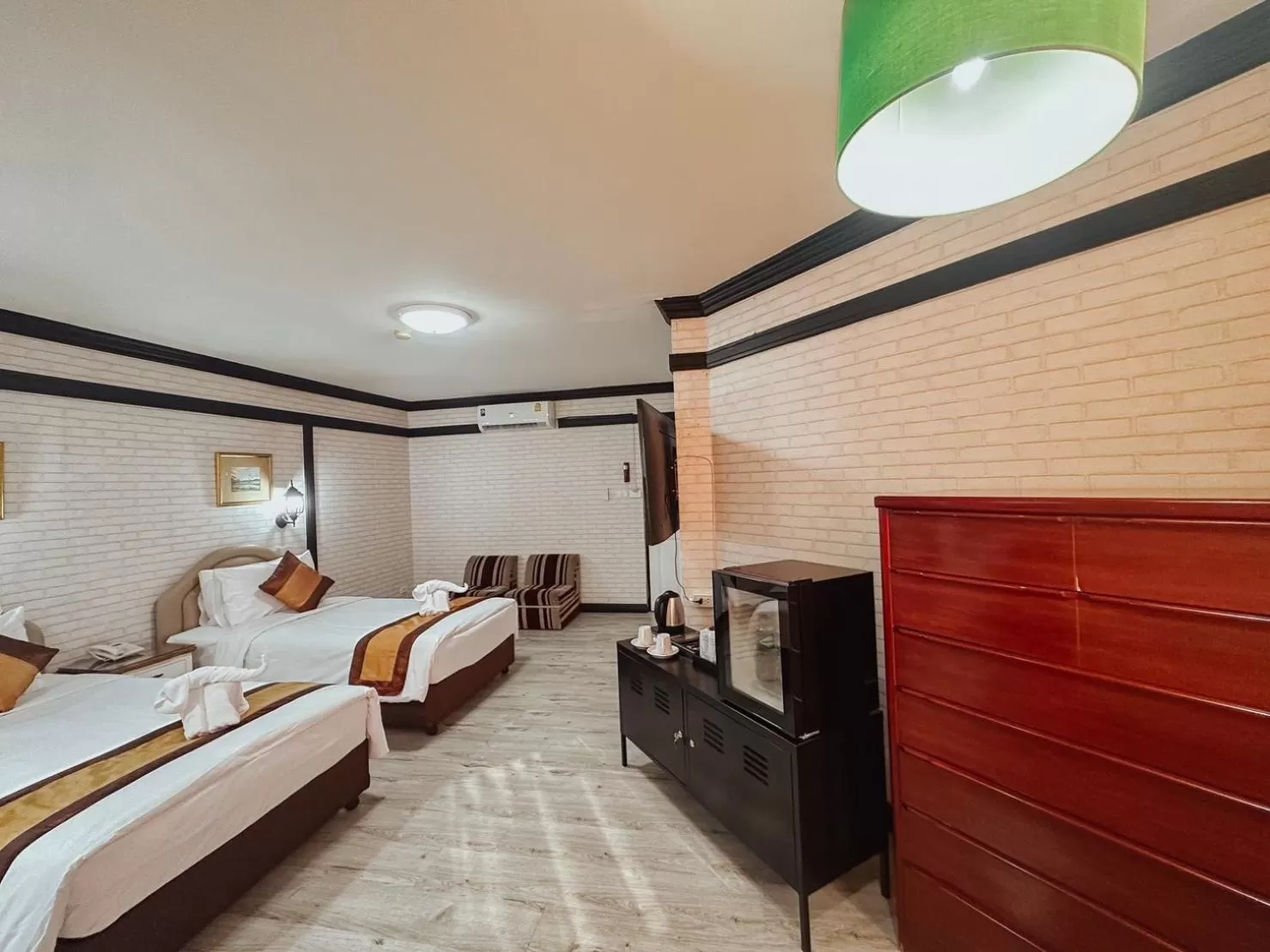 Photo of the whole room, Bed in Hotel De Khuvieng