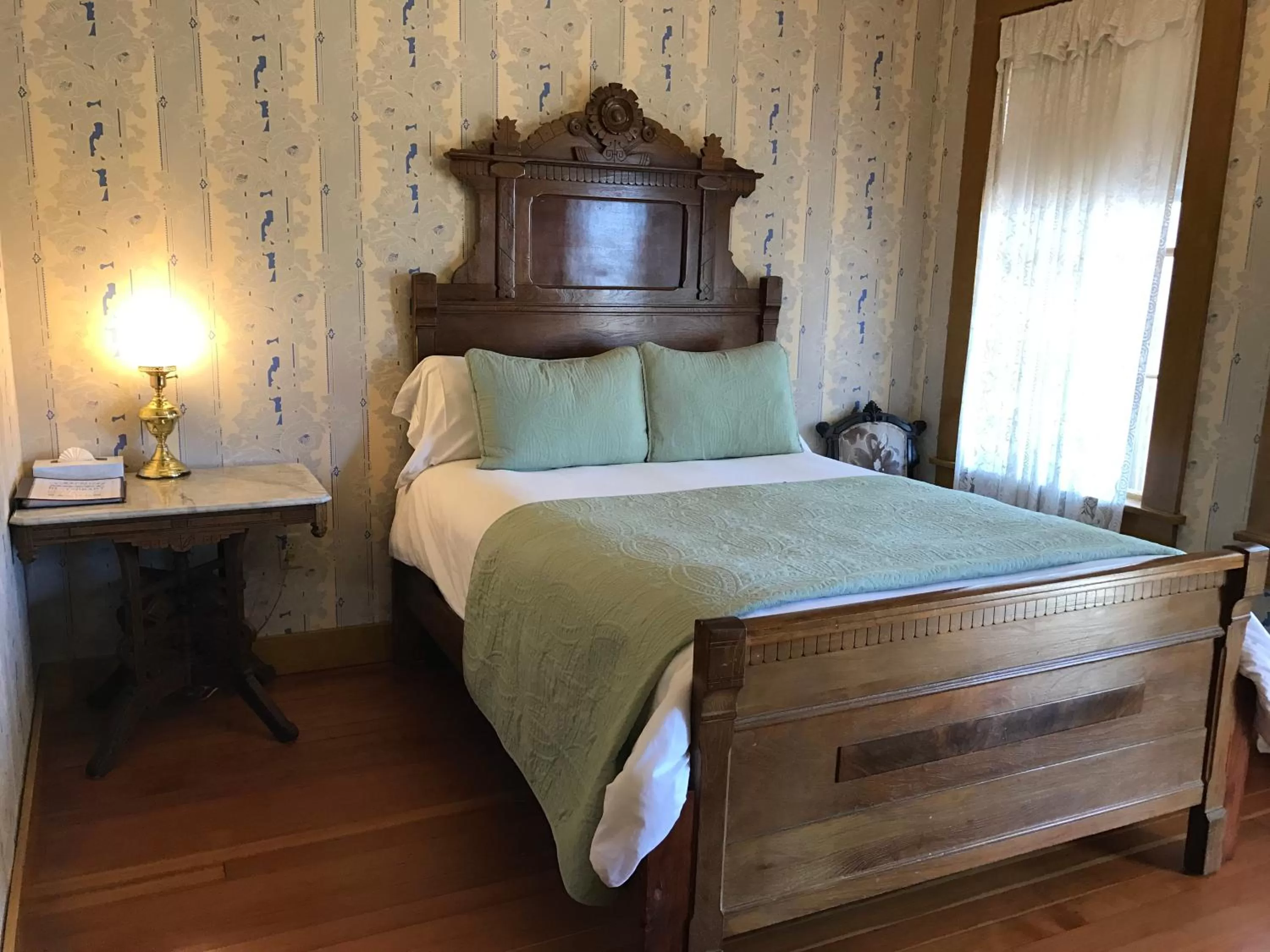 Bedroom, Bed in Cosmopolitan Hotel