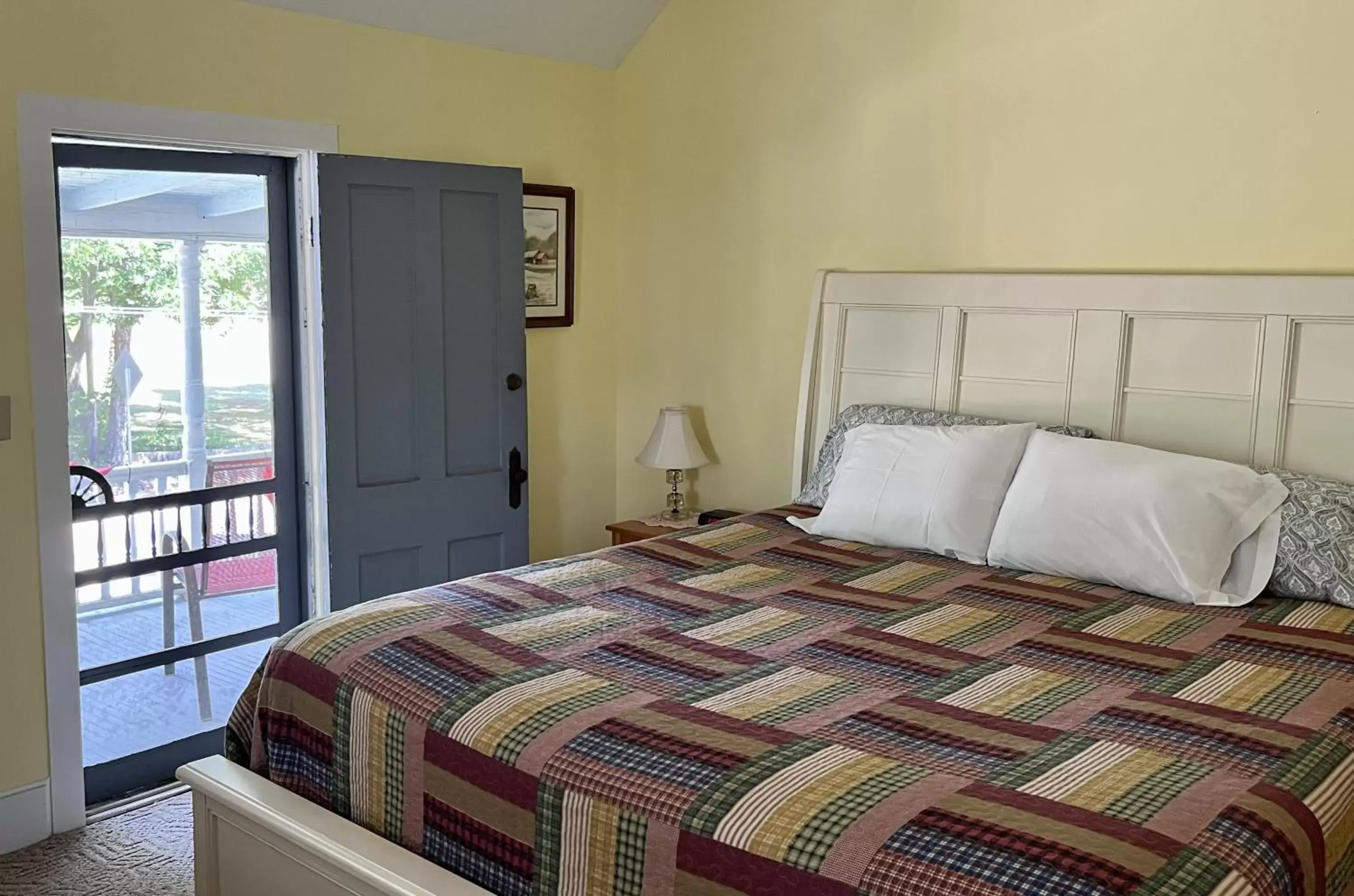 Balcony/Terrace, Bed in Ozark Country Inn