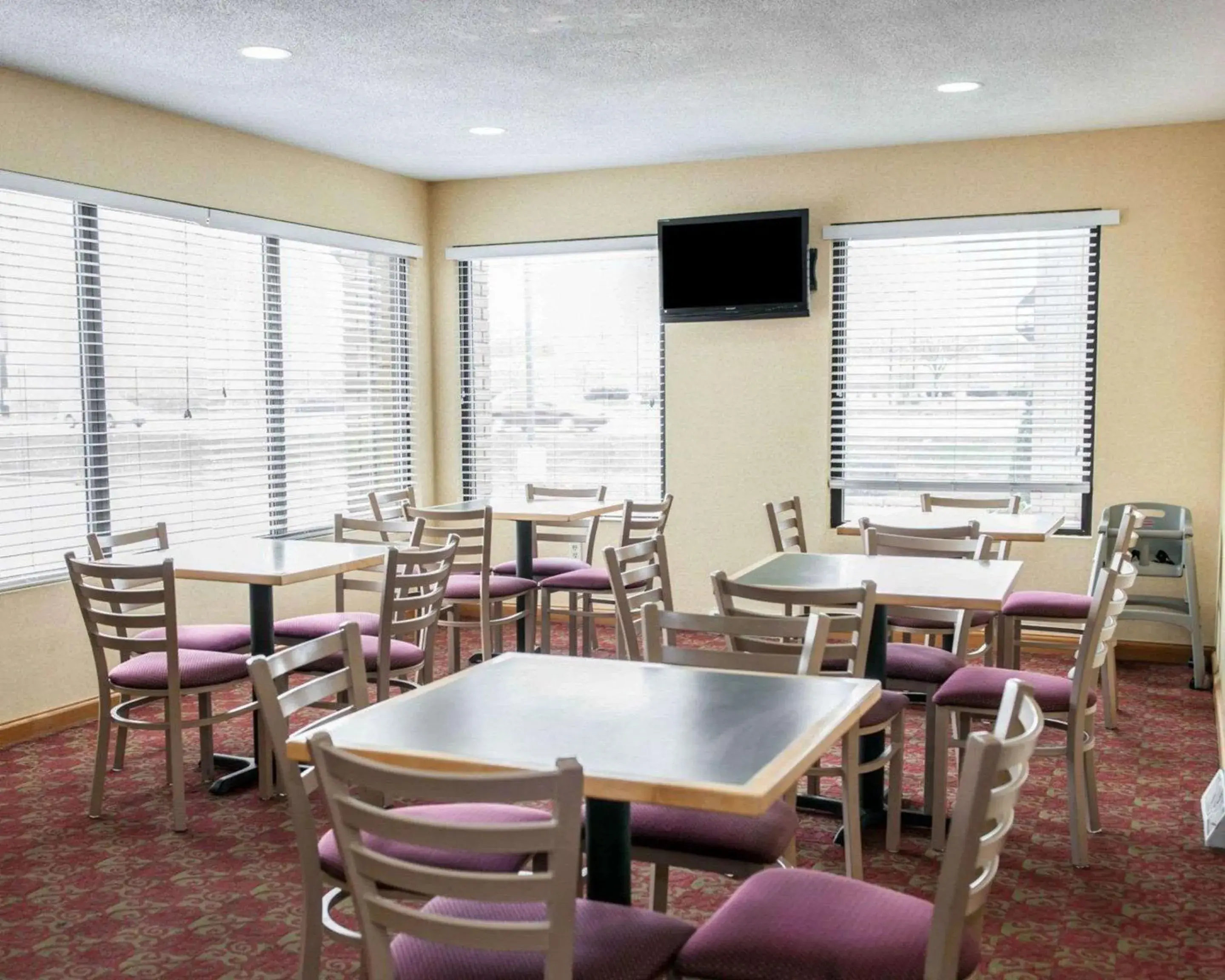 Restaurant/Places to Eat in Quality Inn and Suites Indianapolis