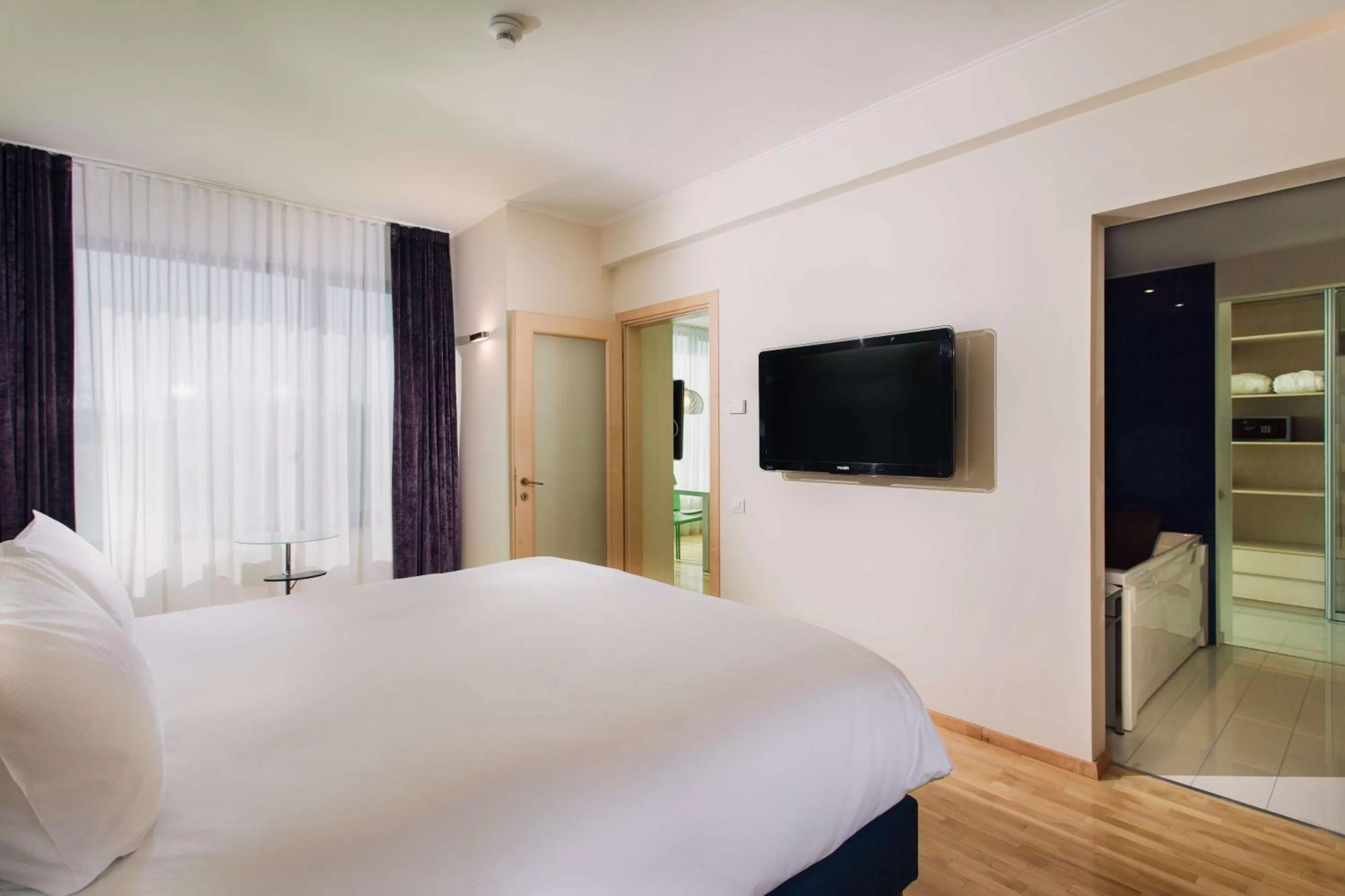 Bedroom, Bed in DoubleTree by Hilton Hotel Cluj - City Plaza