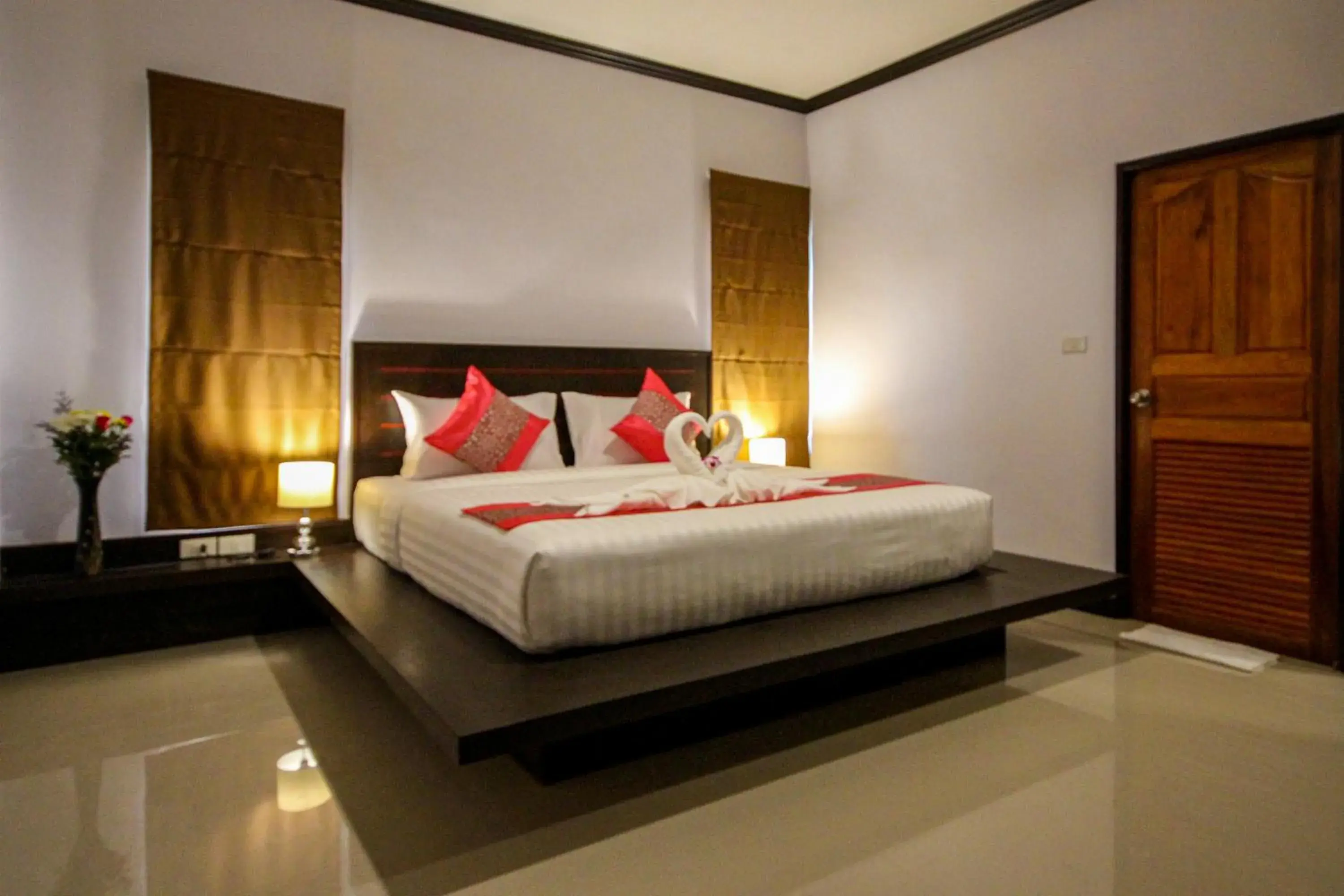 Bed in Lanta Lapaya Resort