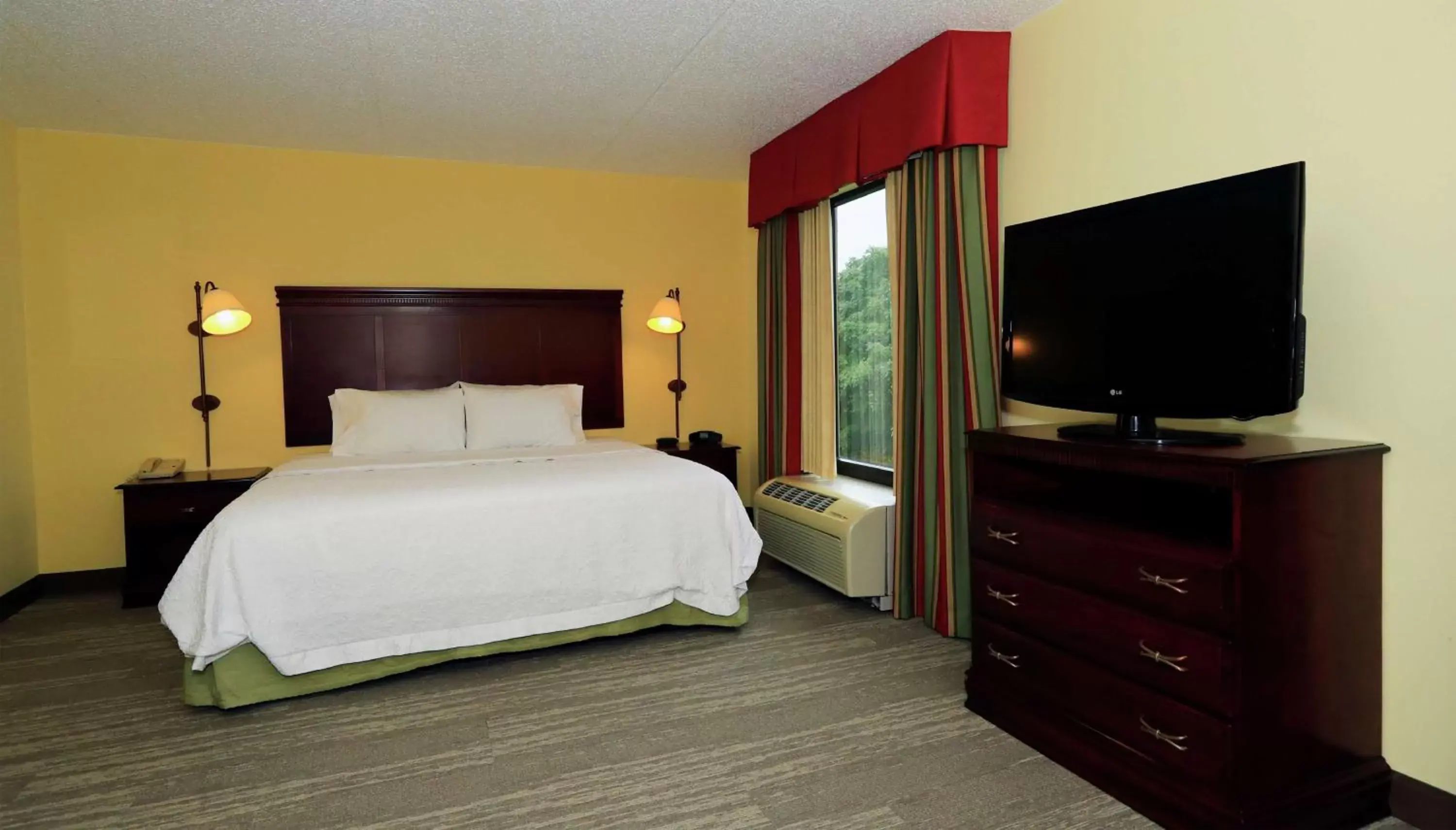 Bed in Hampton Inn and Suites of Lamar