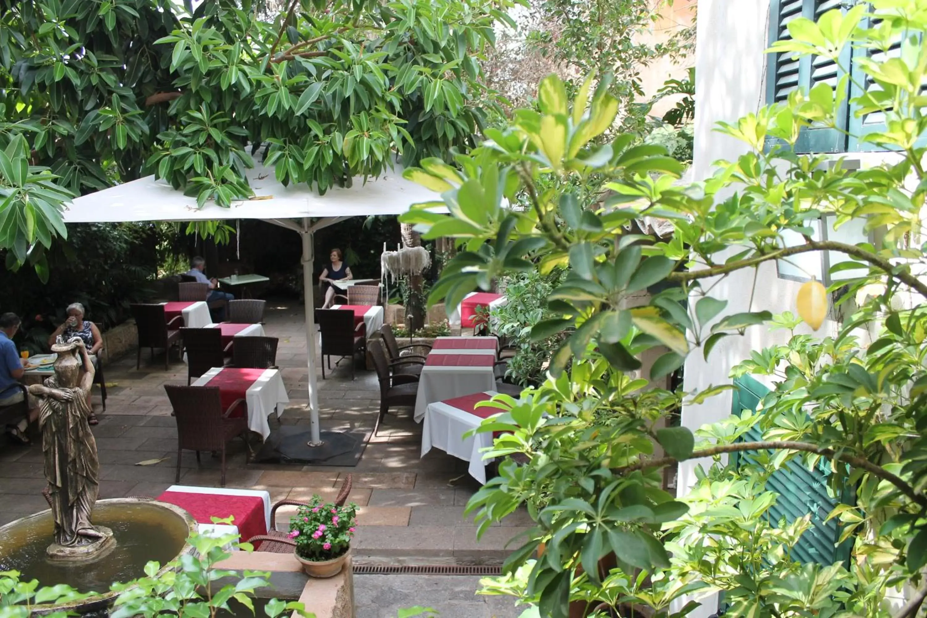 Patio, Restaurant/Places to Eat in Hotel la Vila