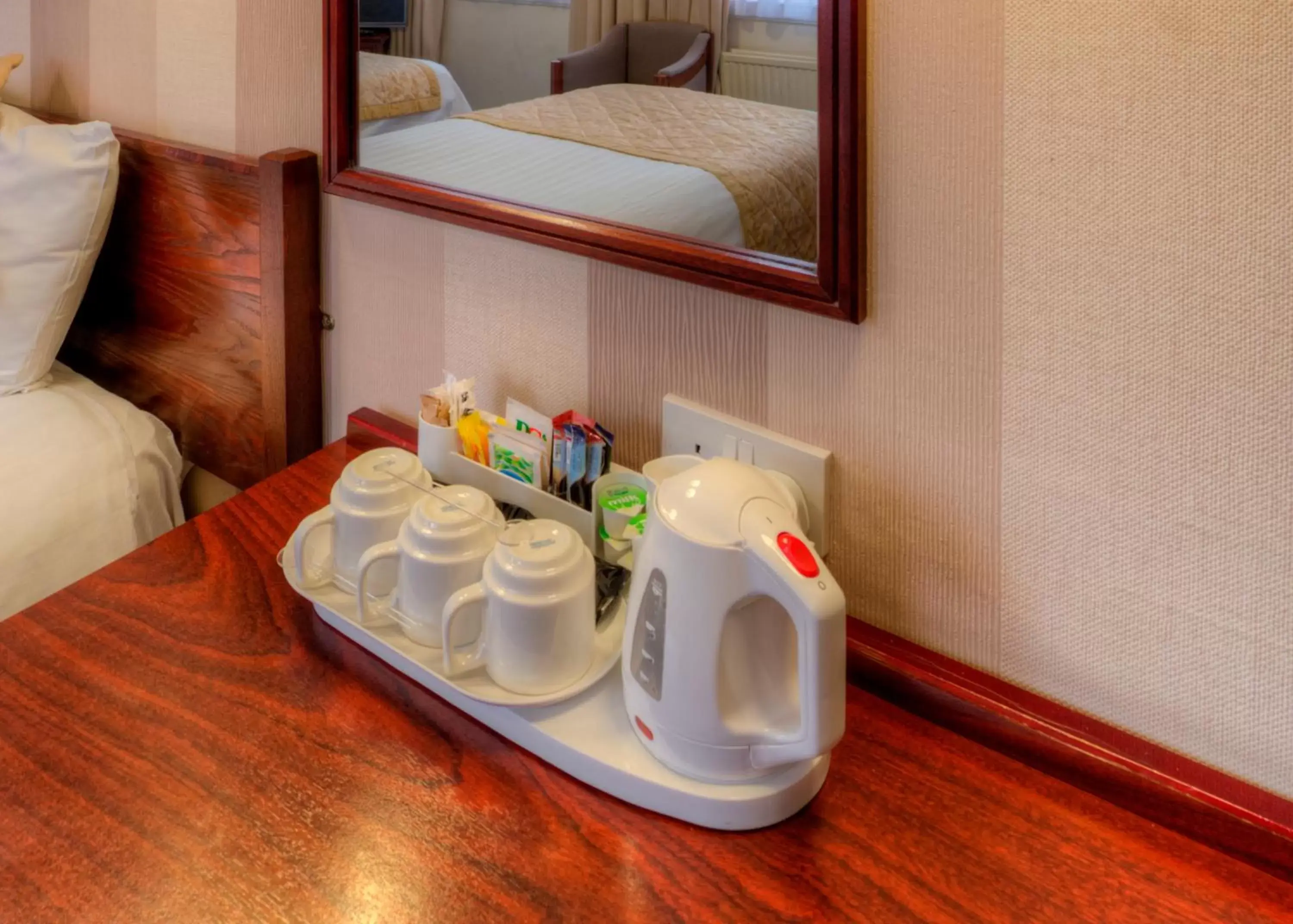 Coffee/tea facilities, Bed in Comfort Inn Birmingham Coffee/tea facilities, Bed in Comfort Inn Birmingham