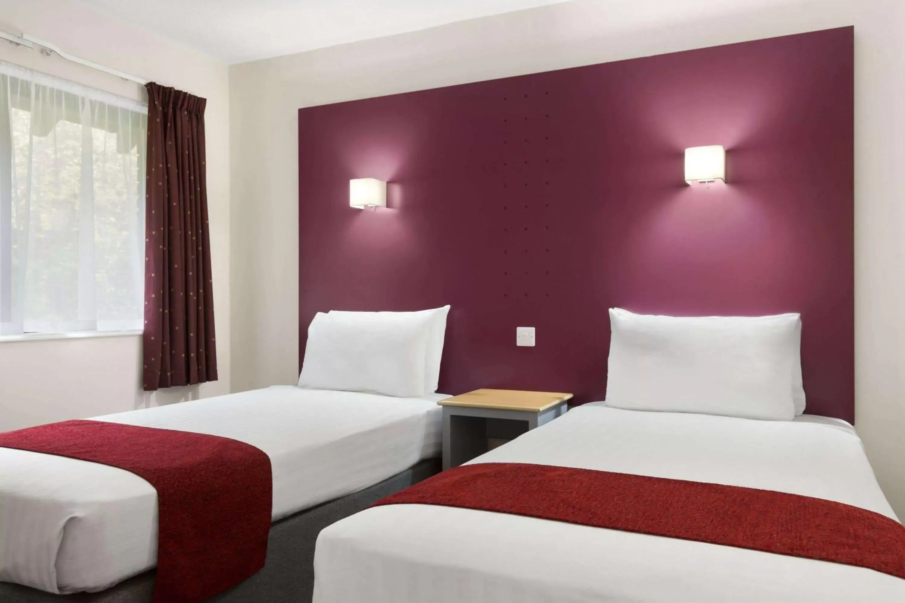 Photo of the whole room, Bed in Days Inn Maidstone