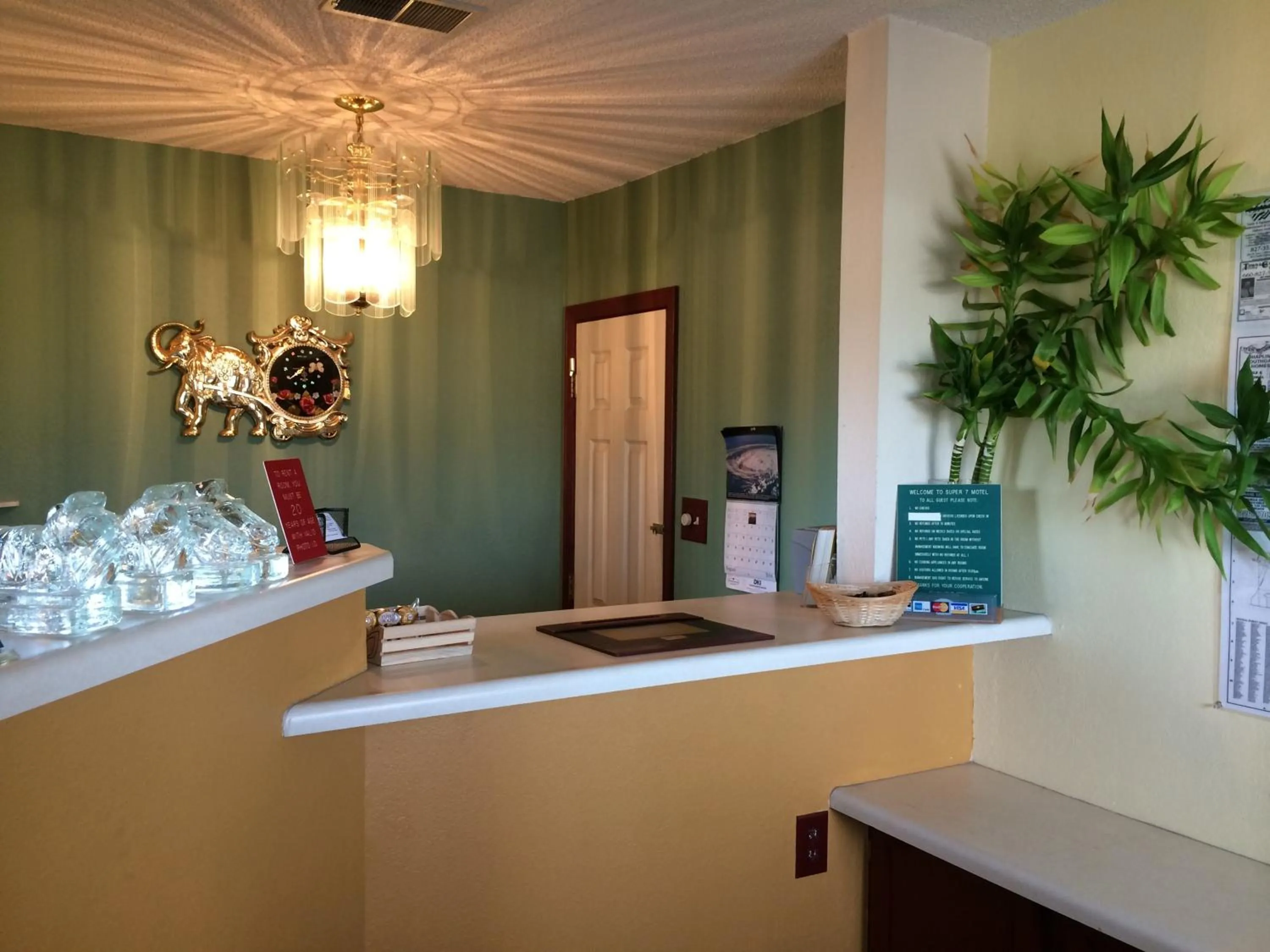 Facade/entrance in Super 7 Motel