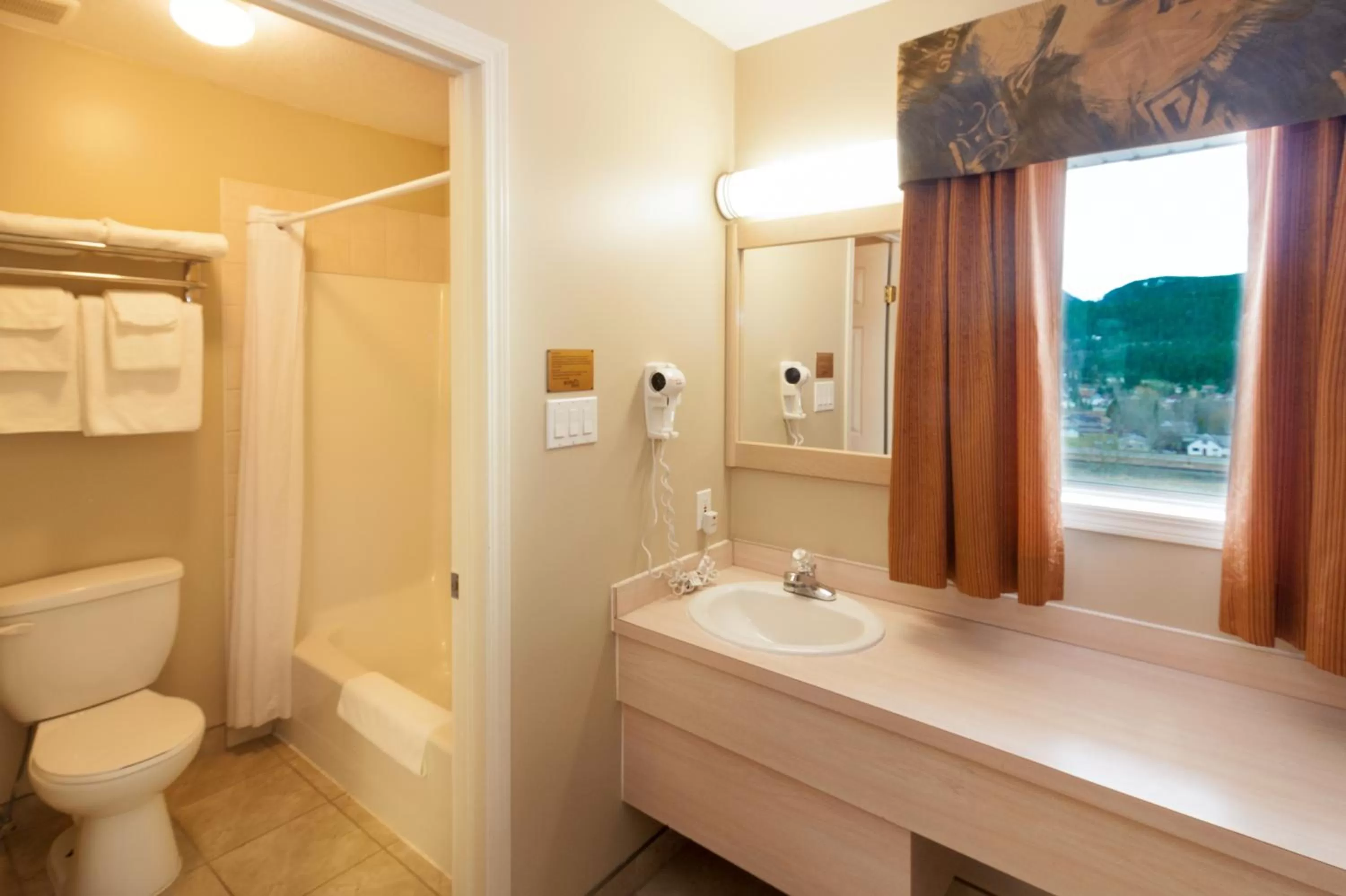 Bath in BCMInns - Coleman