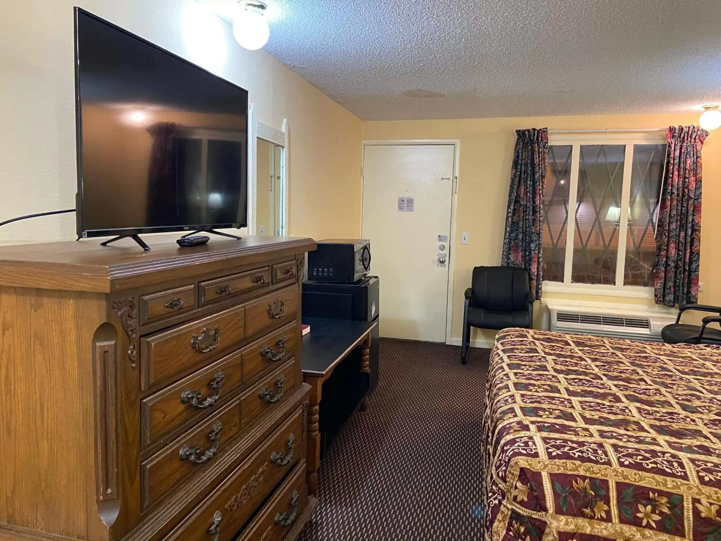 Bedroom, TV/Entertainment Center in Corbin Inn