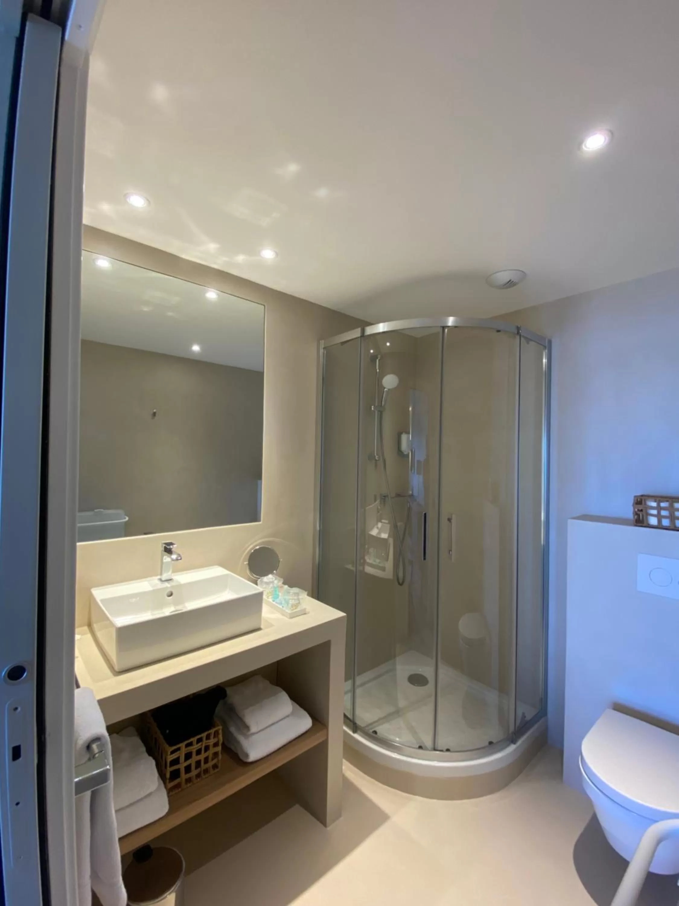 Bathroom in Hôtel de la Plage - Saint Jean de Luz