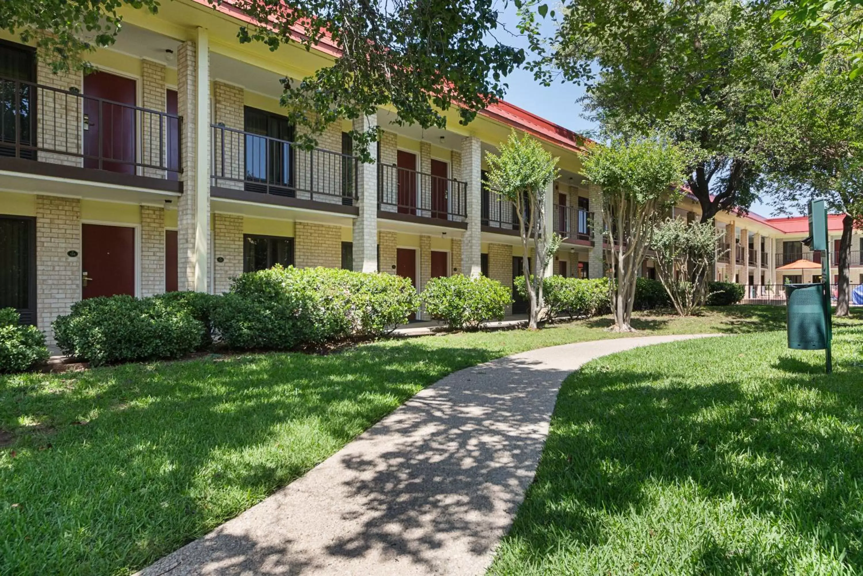Property building, Garden in Red Roof Inn PLUS+ Dallas - Addison