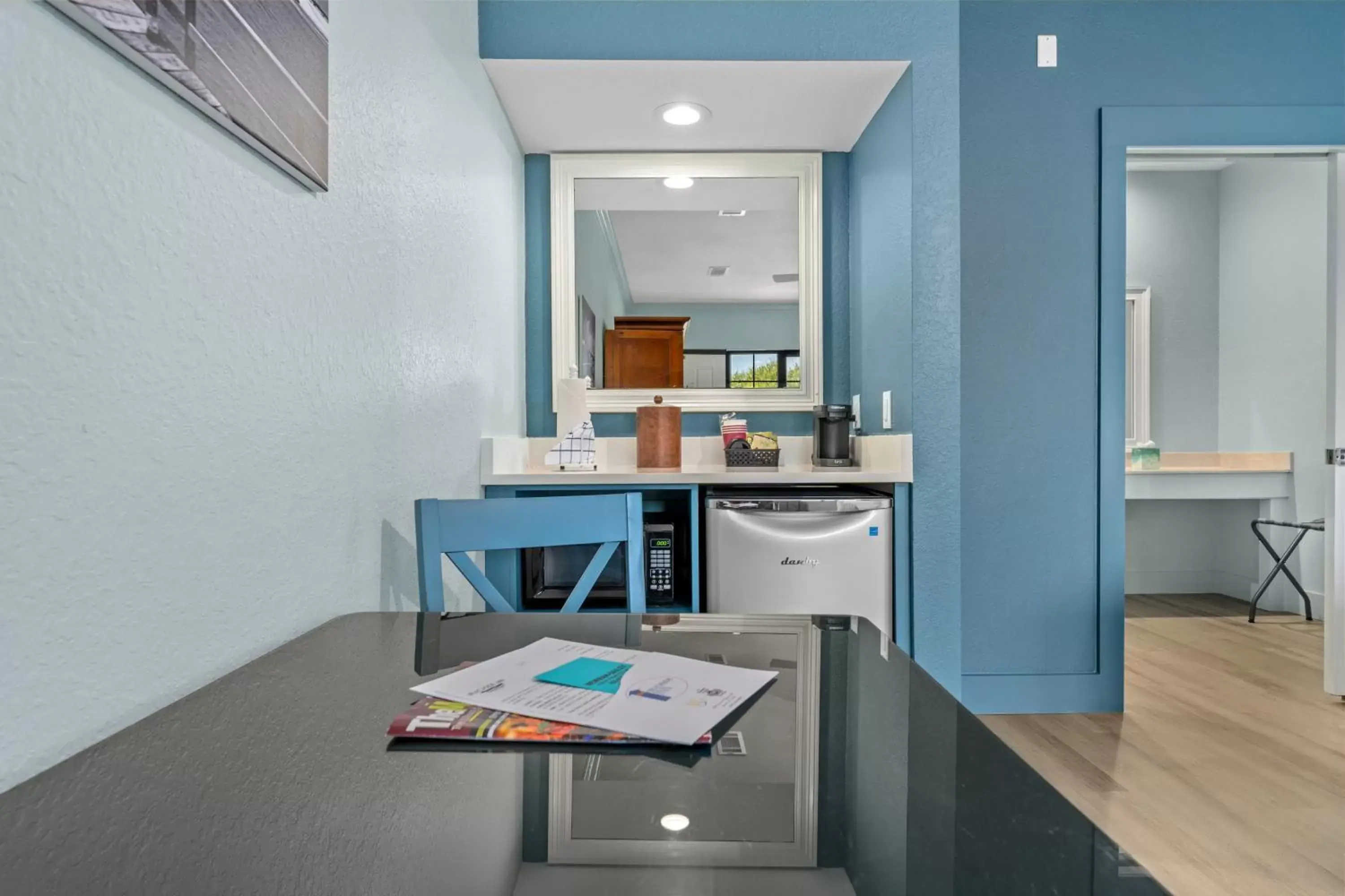 Seating area, Kitchen/Kitchenette in Beachside Inn