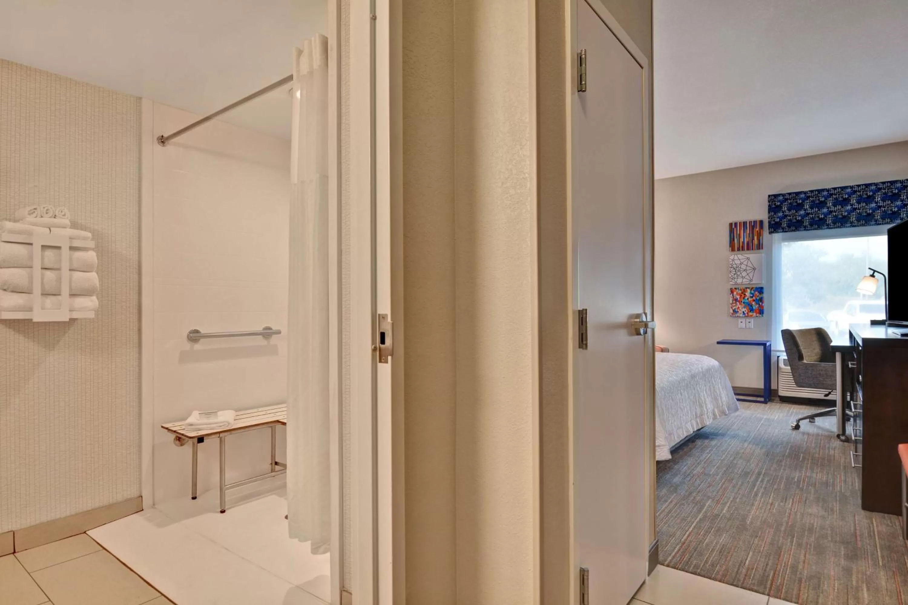 Bathroom, Bed in Hampton Inn Anderson